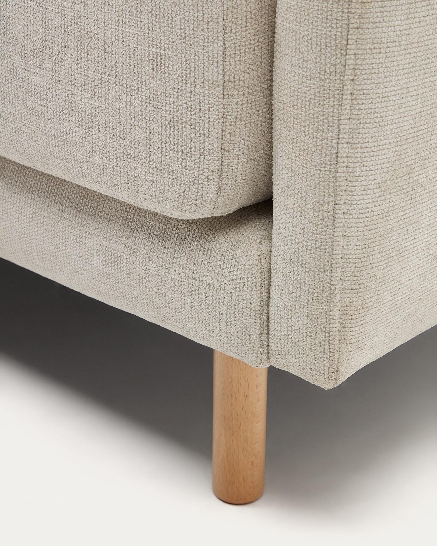 Elegantes Gilma 2-Sitzer-Sofa in Perle aus weichem Chenille, 170 cm, mit stabilen Holzbeinen – ideal für stilvolle Wohnräume.