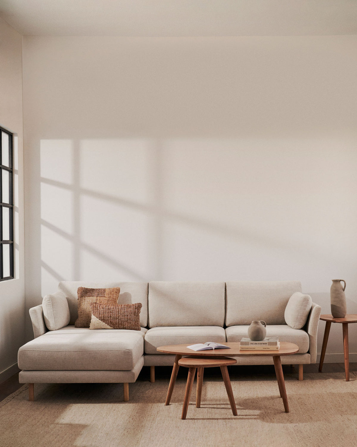 Gilma 3-Sitzer-Sofa Chaiselongue rechts/links Chenille in Perle Beine naturfarben 260 cm in Perle präsentiert im Onlineshop von KAQTU Design AG. L-Sofa links ist von Kave Home