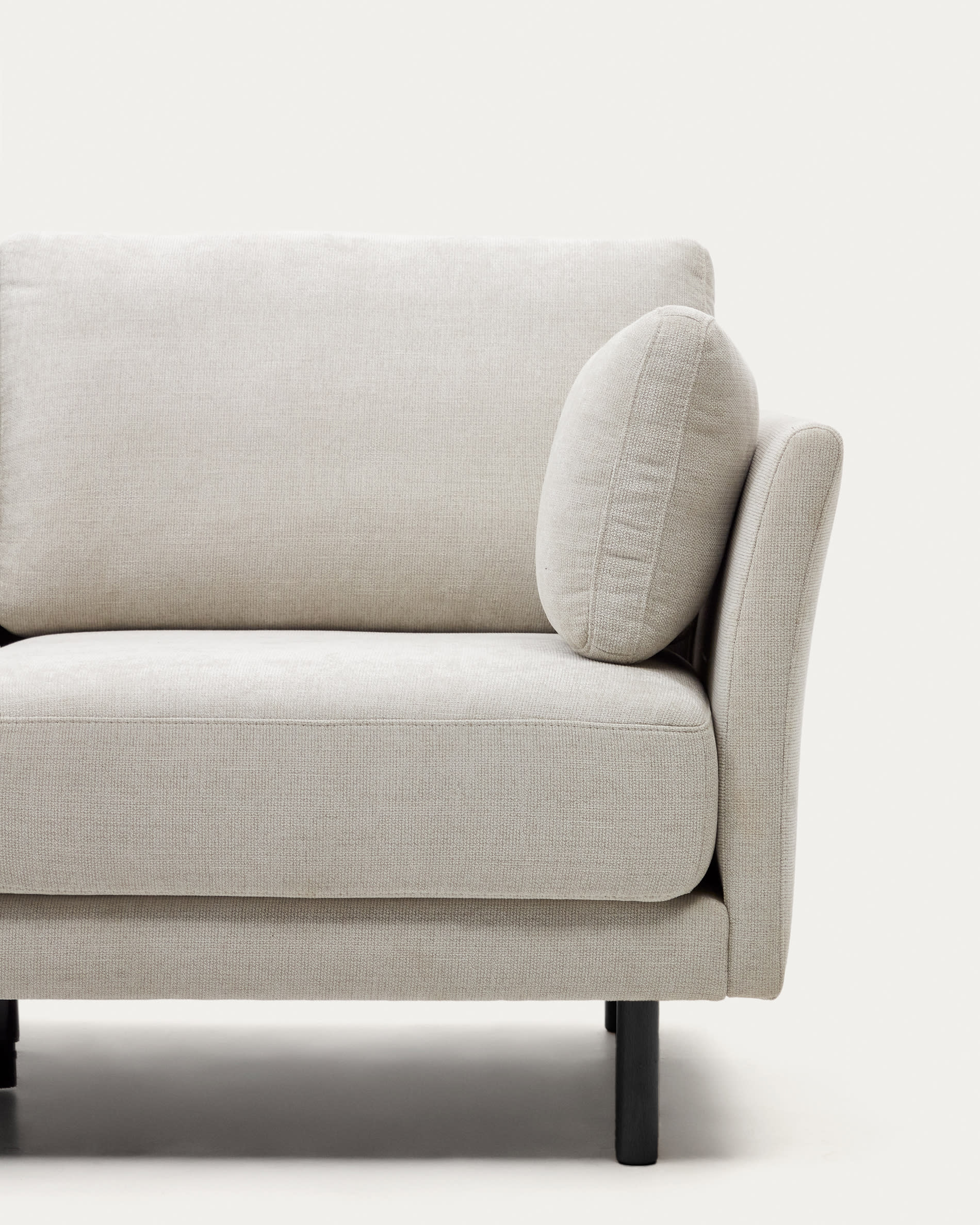 Entdecken Sie das Gilma 3-Sitzer Sofa mit flexibler Chaiselongue, elegantem Chenille-Stoff in Perle und stabilen schwarzen Holzbeinen – ideal für Ihr Wohnzimmer!