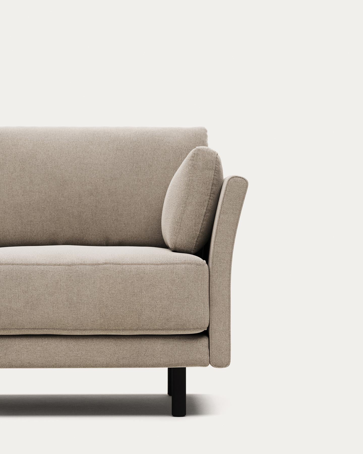 2-Sitzer-Sofa Gilma, schwer entflammbar mit beiger Chenille und Beinen mit schwarzem Finish, 170 cm in Beige präsentiert im Onlineshop von KAQTU Design AG. 2er Sofa ist von Kave Home