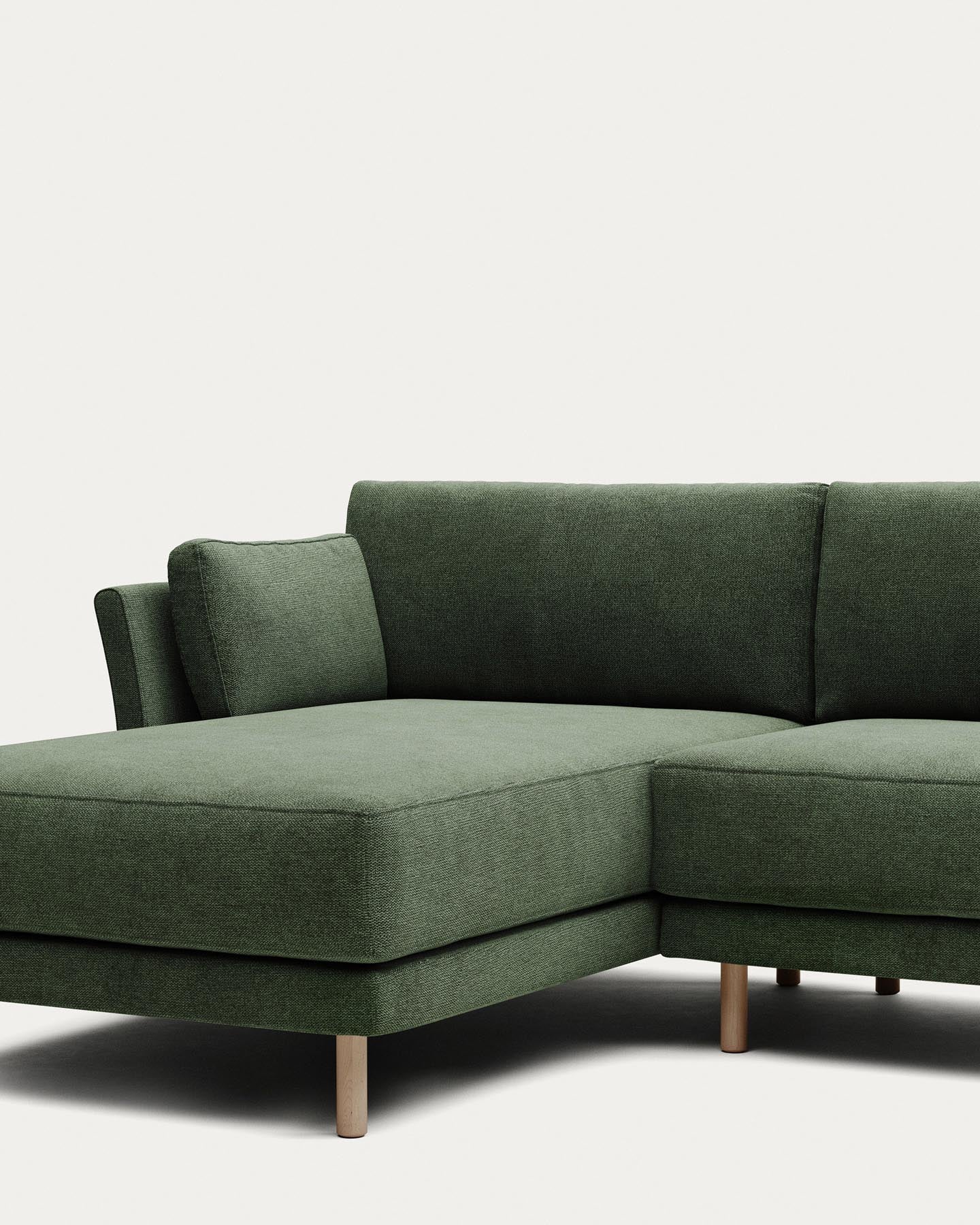 3-Sitzer-Sofa Gilma mit Chaiselongue rechts/links, schwer entflammbar mit grüner Chenille und Beinen mit naturfarbenem Finish, 260 cm in Grün präsentiert im Onlineshop von KAQTU Design AG. 3er Sofa ist von Kave Home