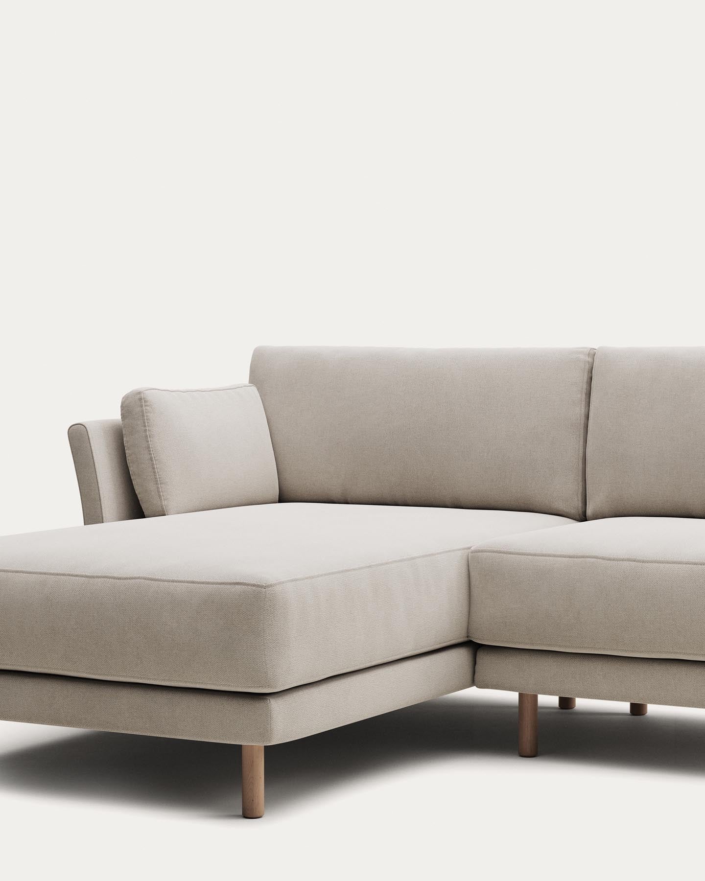 3-Sitzer-Sofa Gilma mit Chaiselongue rechts/links, schwer entflammbar mit weisser Chenille und Beinen mit naturfarbenem Finish, 260 cm in Grau präsentiert im Onlineshop von KAQTU Design AG. 3er Sofa ist von Kave Home