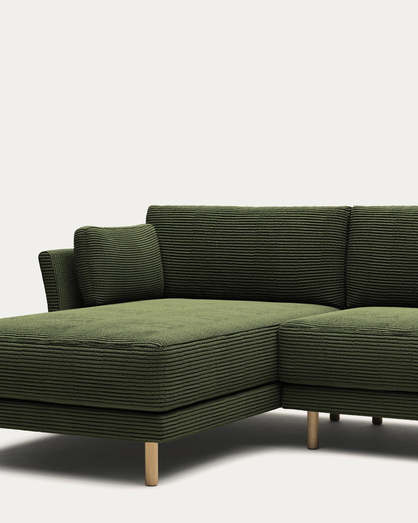 3-Sitzer-Sofa Gilma mit Chaiselongue rechts/links, schwer entflammbar mit dickem, grünem Cord und Beinen mit naturfarbenem Finish, 260 cm in Grün präsentiert im Onlineshop von KAQTU Design AG. 3er Sofa ist von Kave Home