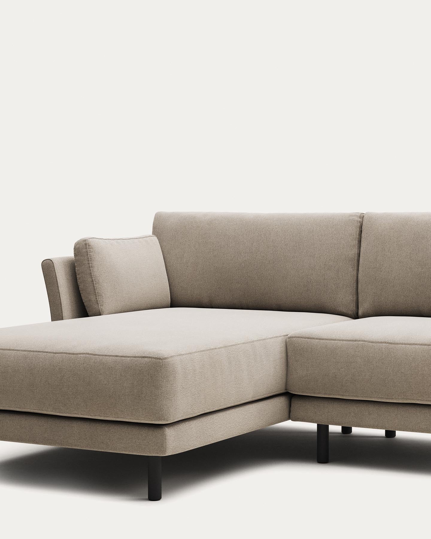 3-Sitzer-Sofa Gilma mit Chaiselongue rechts/links, schwer entflammbar mit beiger Chenille und Beinen mit schwarzem Finish, 260 cm in Beige präsentiert im Onlineshop von KAQTU Design AG. 3er Sofa ist von Kave Home
