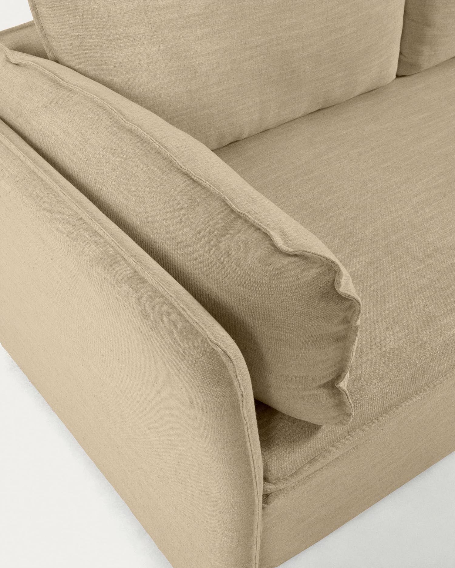Das Tanit Schlafsofa in Beige bietet eleganten Komfort und praktische Umwandlungsmöglichkeiten. Mit stabilen Buchenholzbeinen und hochwertigem Leinenstoff ist es ideal für jedes Zuhause.