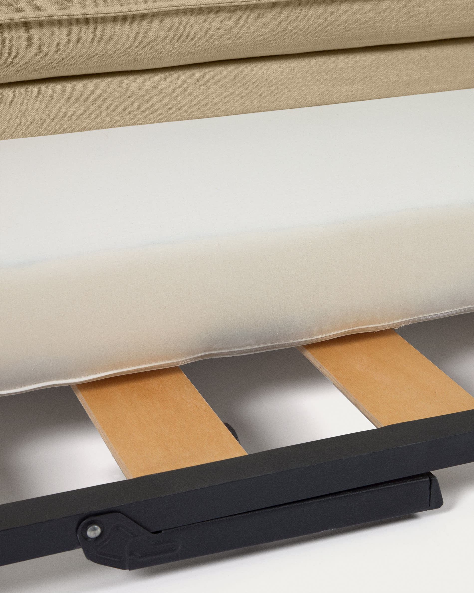 Das Tanit Schlafsofa in Beige bietet eleganten Komfort und praktische Umwandlung. Mit stabilen Buchenholzbeinen und hochwertigem Leinenstoff ist es ideal für jedes Zuhause.