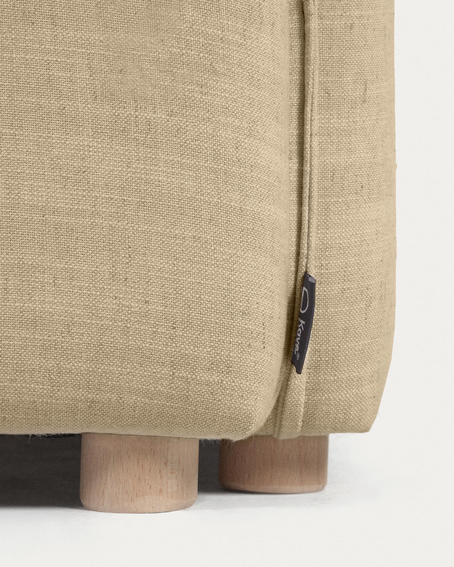 Das Tanit Schlafsofa in Beige vereint stilvolles Design mit Funktionalität. Massive Buchenholzbeine und atmungsaktiver Leinenstoff sorgen für Komfort und Nachhaltigkeit.