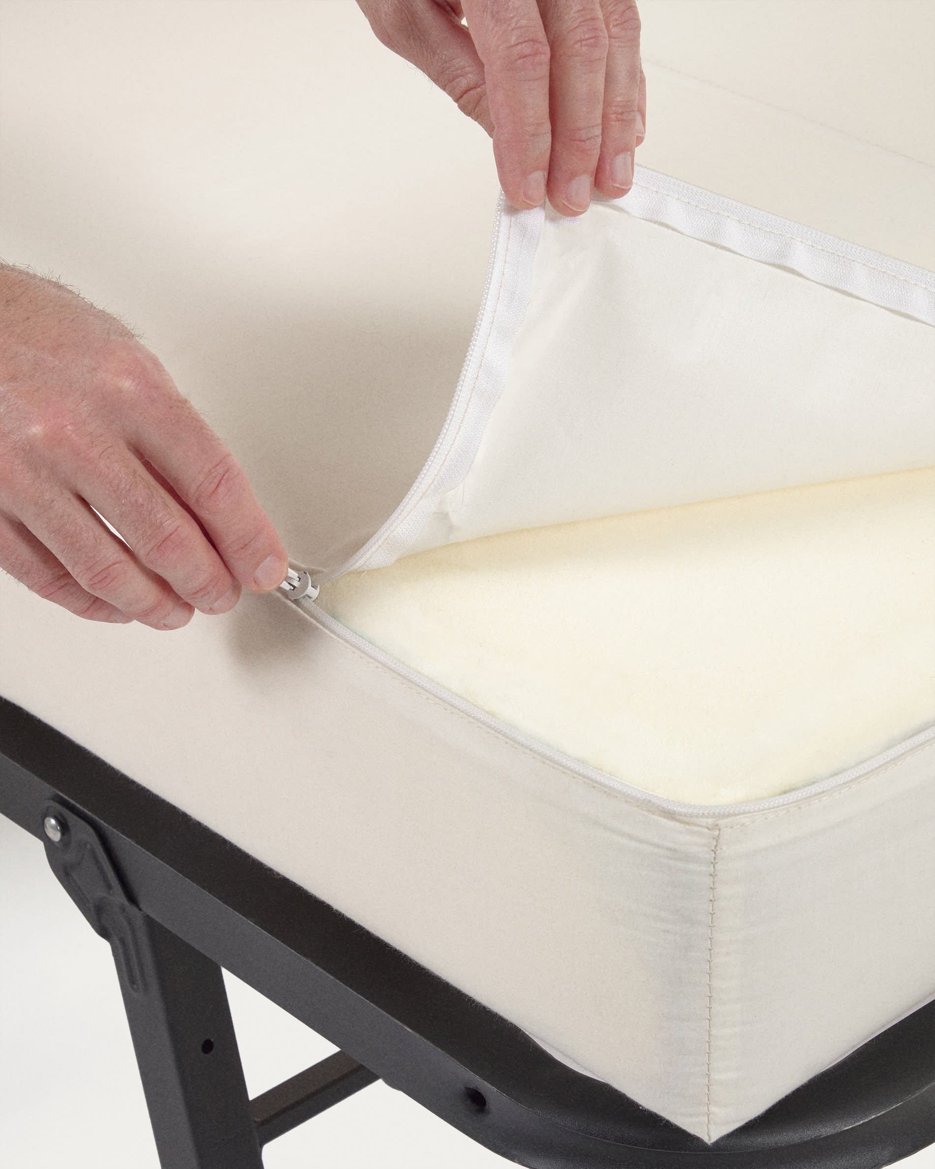 Das Tanit Schlafsofa in Beige vereint stilvolles Design mit Funktionalität. Massive Buchenholzbeine und atmungsaktiver Leinenstoff sorgen für Komfort und Nachhaltigkeit.