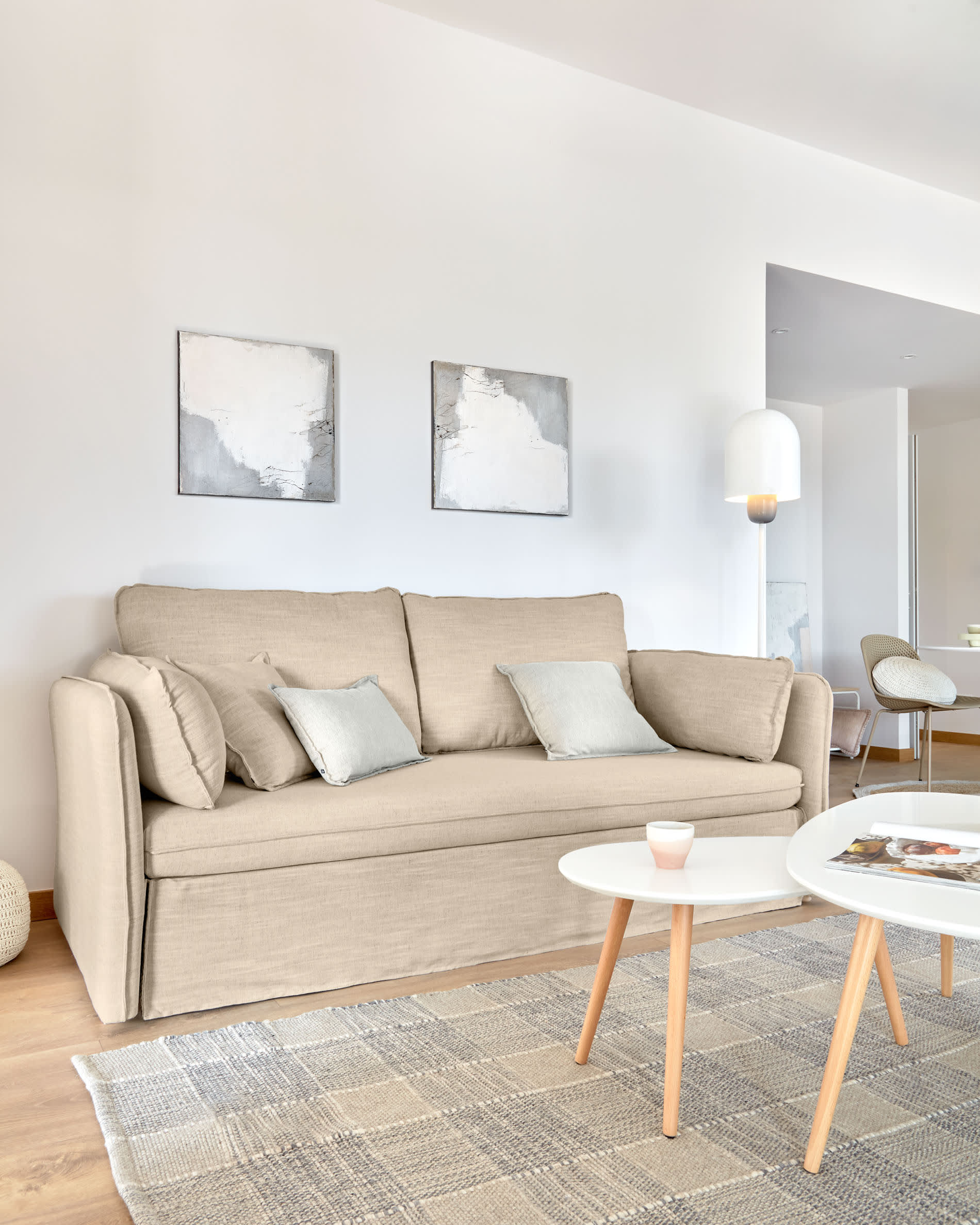 Das Tanit Schlafsofa in elegantem Beige kombiniert Komfort und Funktionalität. Mit stabilen Buchenholzbeinen und hochwertigem Leinenstoff ist es die perfekte Wahl für stilbewusste Wohnräume.