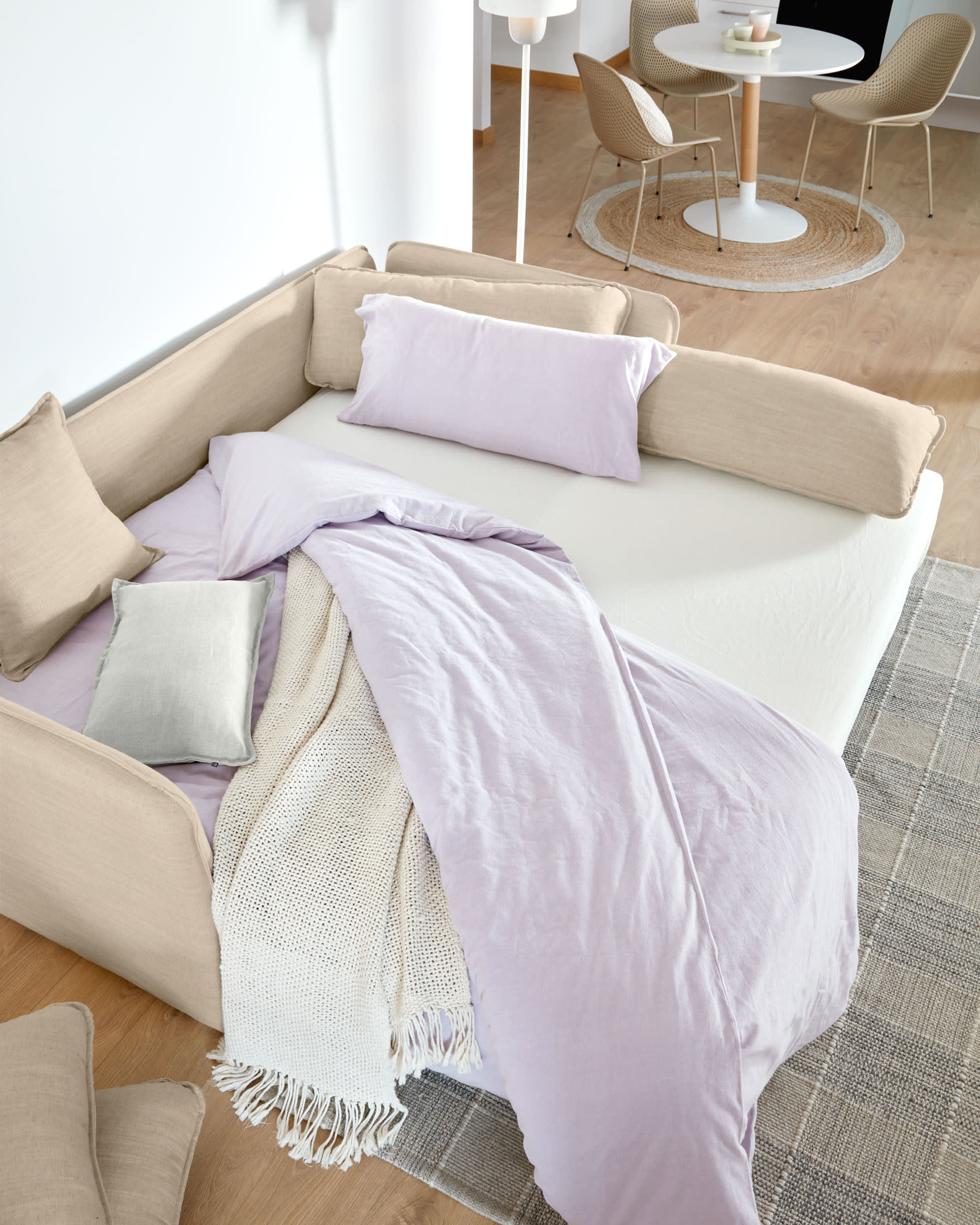 Das Tanit Schlafsofa in Beige vereint stilvolles Design mit praktischer Funktionalität. Massive Buchenholzbeine und atmungsaktiver Leinenstoff sorgen für Komfort und Langlebigkeit.