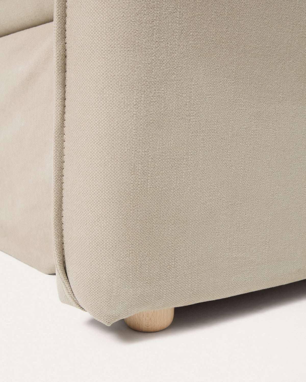 Tanit Schlafsofa weiss und Beine aus massivem Buchenholz mit natürlichem Finish 210 cm FSC Mix Credit in Weiss präsentiert im Onlineshop von KAQTU Design AG. Bettsofa ist von Kave Home