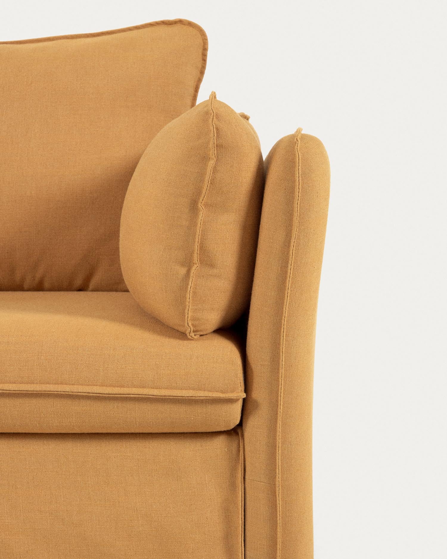 Das Tanit Schlafsofa in elegantem Senfgelb vereint stilvolles Design mit praktischer Funktionalität. Robuste Buchenholzbeine und atmungsaktive Leinenpolsterung sorgen für höchsten Komfort.