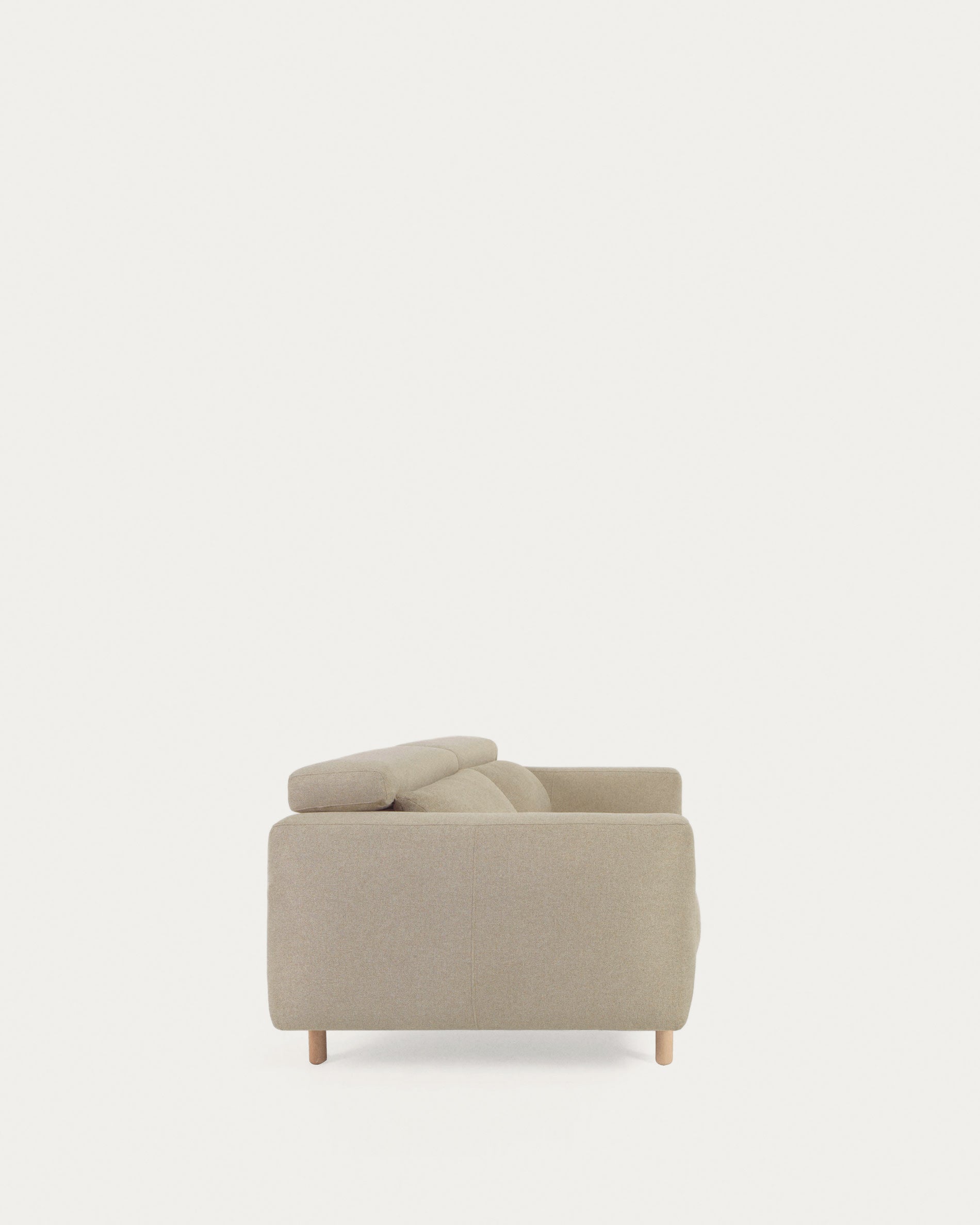 Erleben Sie das Singa 3-Sitzer Sofa von Kave Home: stilvolles Beige, flexible Kopfstützen und erweiterbare Sitzflächen für höchsten Komfort und Nachhaltigkeit.