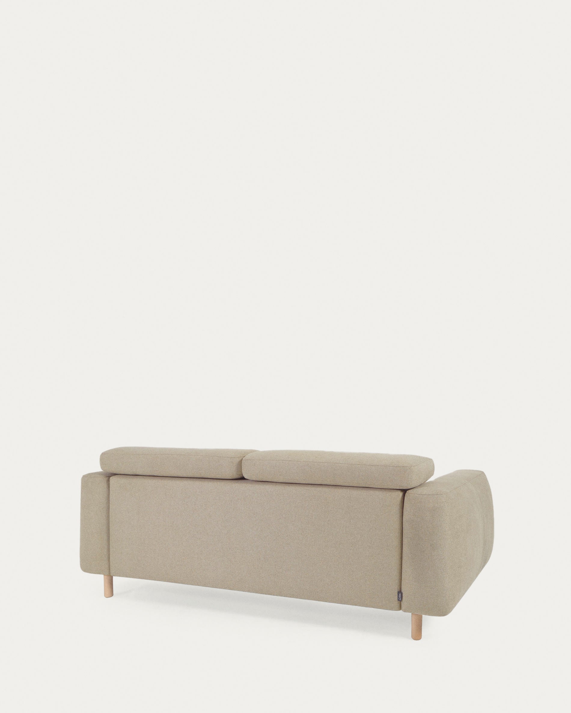 Entdecken Sie das Singa 3-Sitzer Sofa von Kave Home: elegantes Design in Beige, anpassbare Kopfstützen und ausziehbare Sitze für ultimativen Komfort.