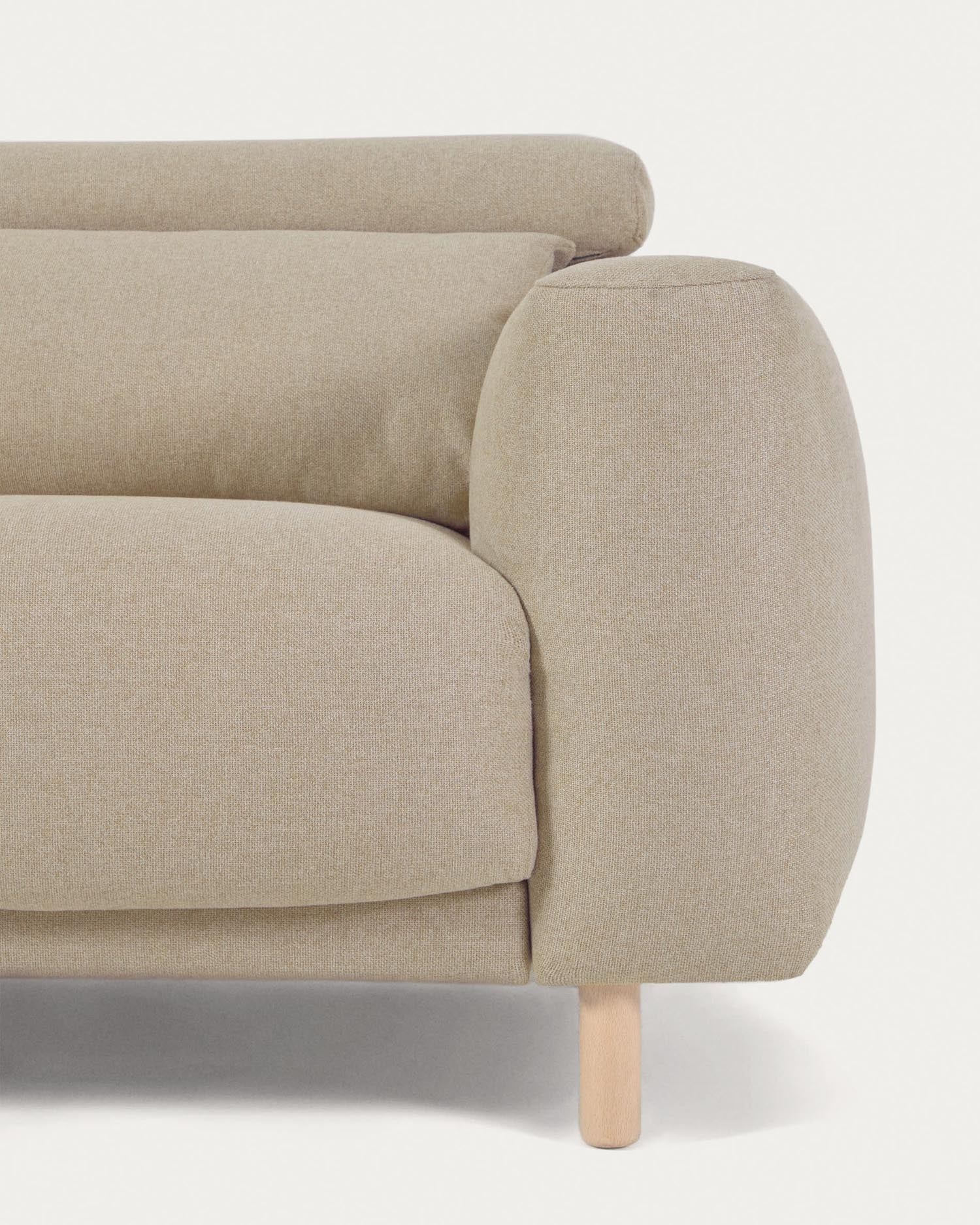 Erleben Sie das Singa 3-Sitzer Sofa von Kave Home: stilvolles Beige, flexible Kopfstützen und erweiterbare Sitzflächen für höchsten Komfort und Nachhaltigkeit.