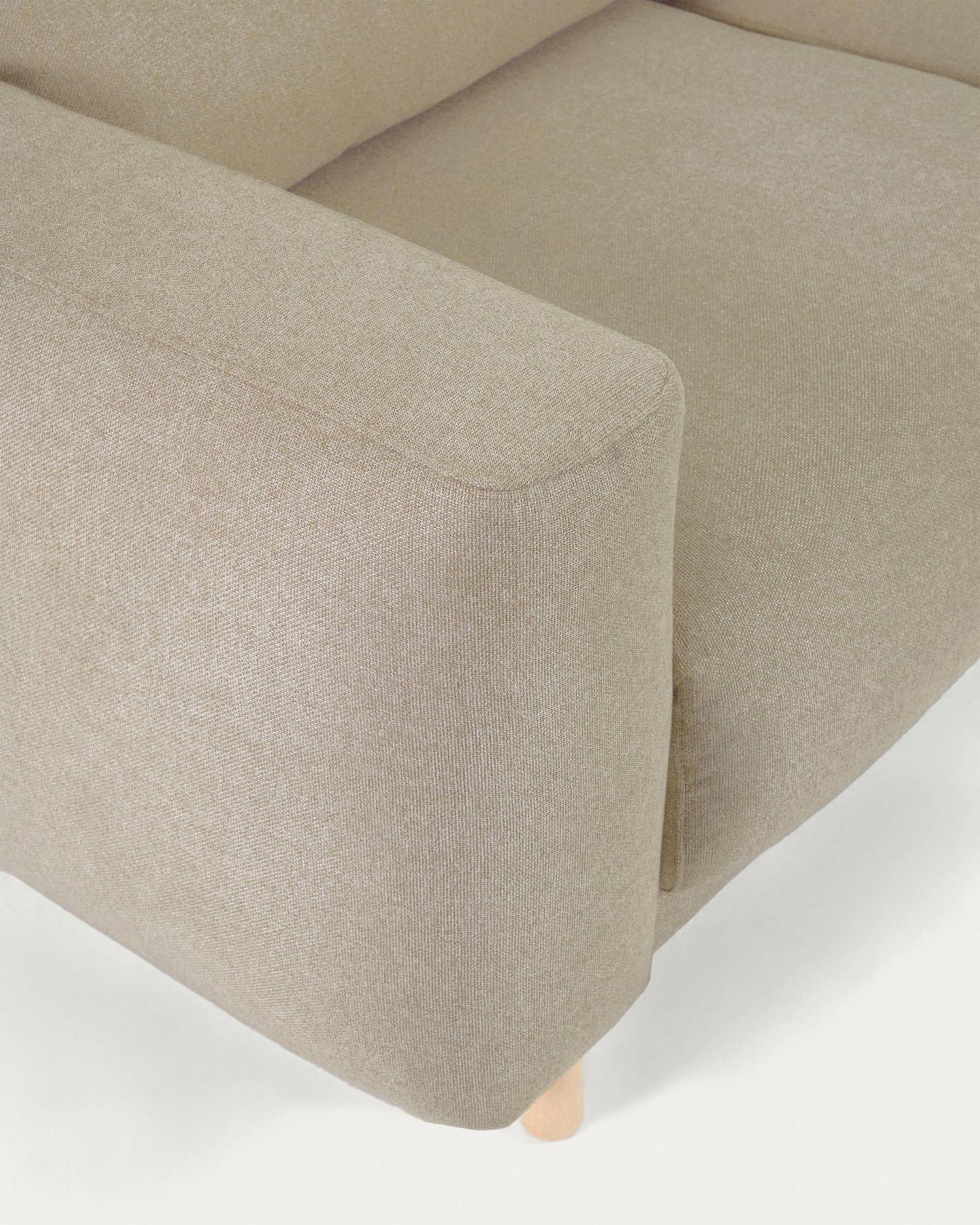 Entdecken Sie das Singa 3-Sitzer Sofa von Kave Home: elegantes Design in Beige, anpassbare Kopfstützen und ausziehbare Sitze für ultimativen Komfort.