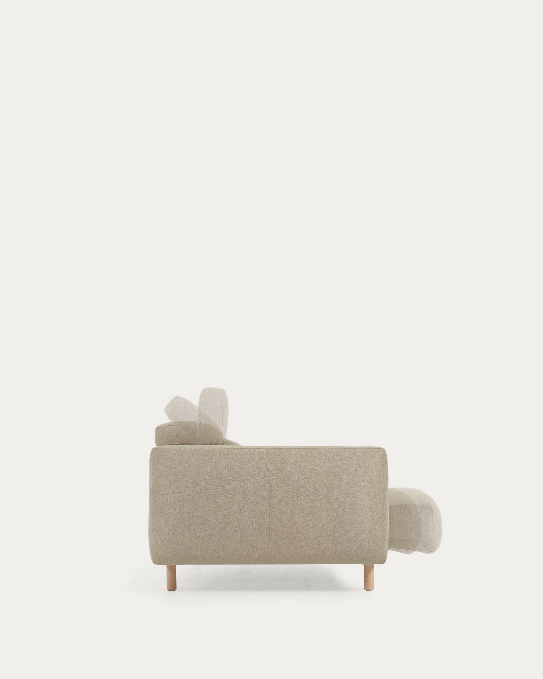 Erleben Sie das Singa 3-Sitzer Sofa von Kave Home: stilvolles Beige, flexible Kopfstützen und erweiterbare Sitzflächen für höchsten Komfort und Nachhaltigkeit.
