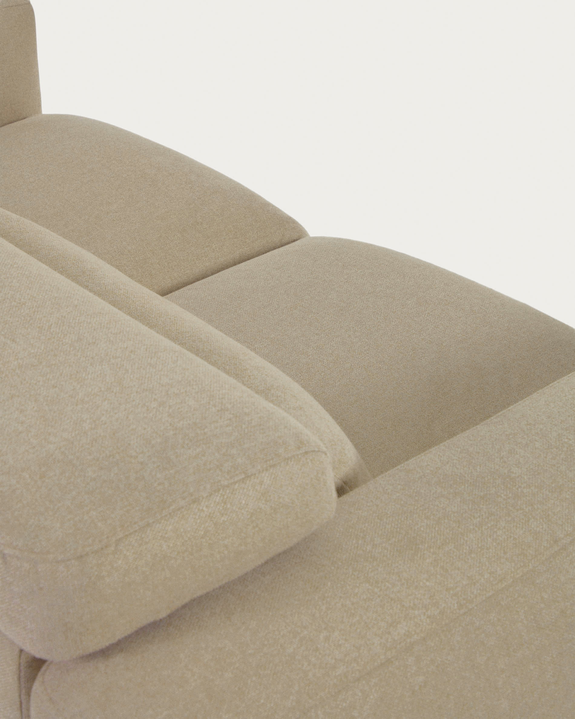 Erleben Sie das Singa 3-Sitzer Sofa von Kave Home: stilvolles Beige, flexible Kopfstützen und erweiterbare Sitzflächen für höchsten Komfort und Nachhaltigkeit.