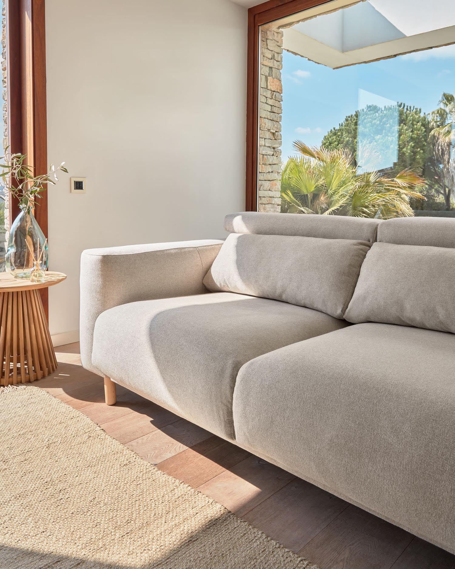 Entdecken Sie das Singa 3-Sitzer Sofa von Kave Home: elegantes Design in Beige, anpassbare Kopfstützen und ausziehbare Sitze für ultimativen Komfort.