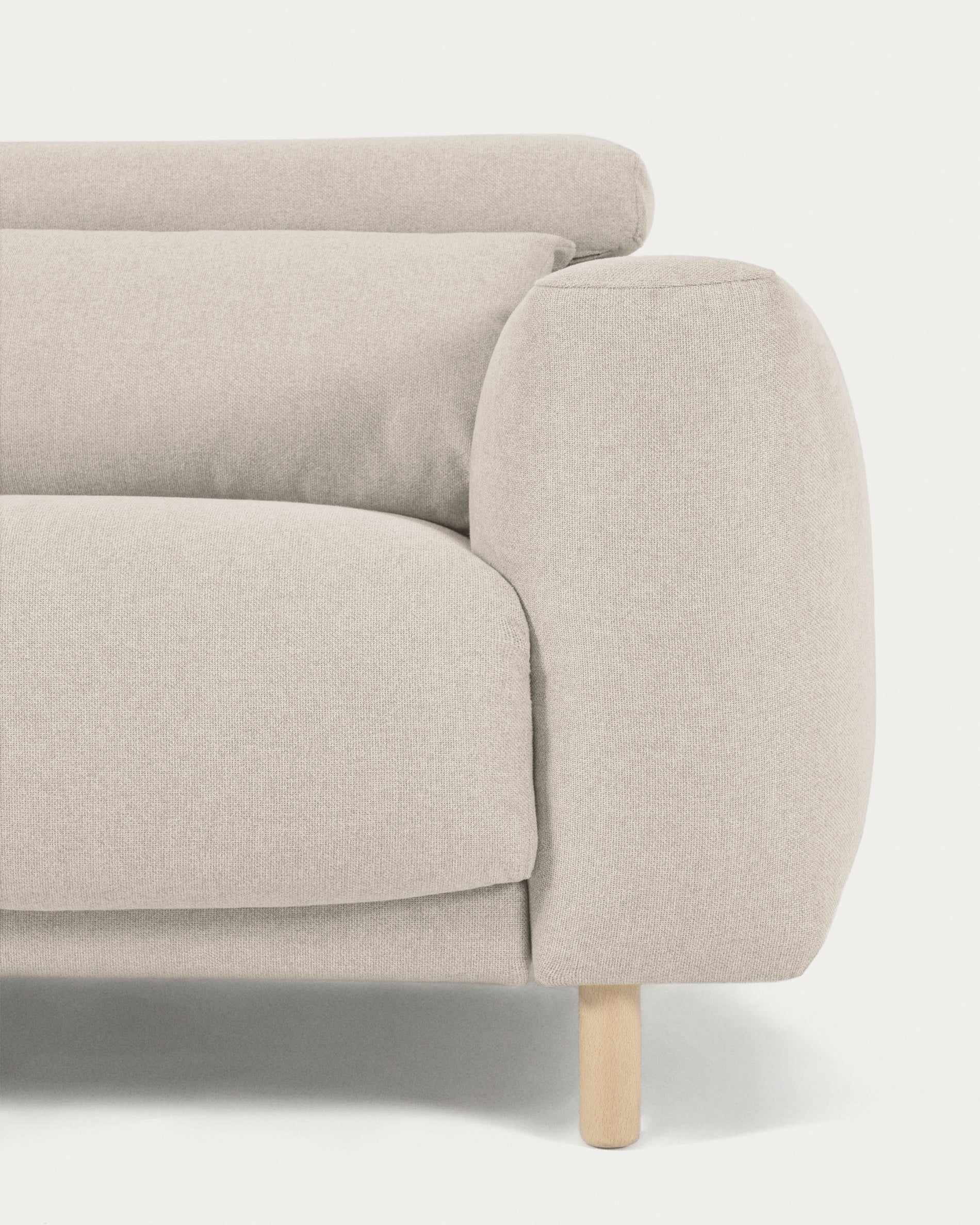 Singa 3-Sitzer Sofa mit verstellbarer Kopfstütze und ausziehbarem Sitz weiß 215 cm in Ecru präsentiert im Onlineshop von KAQTU Design AG. 3er Sofa ist von Kave Home