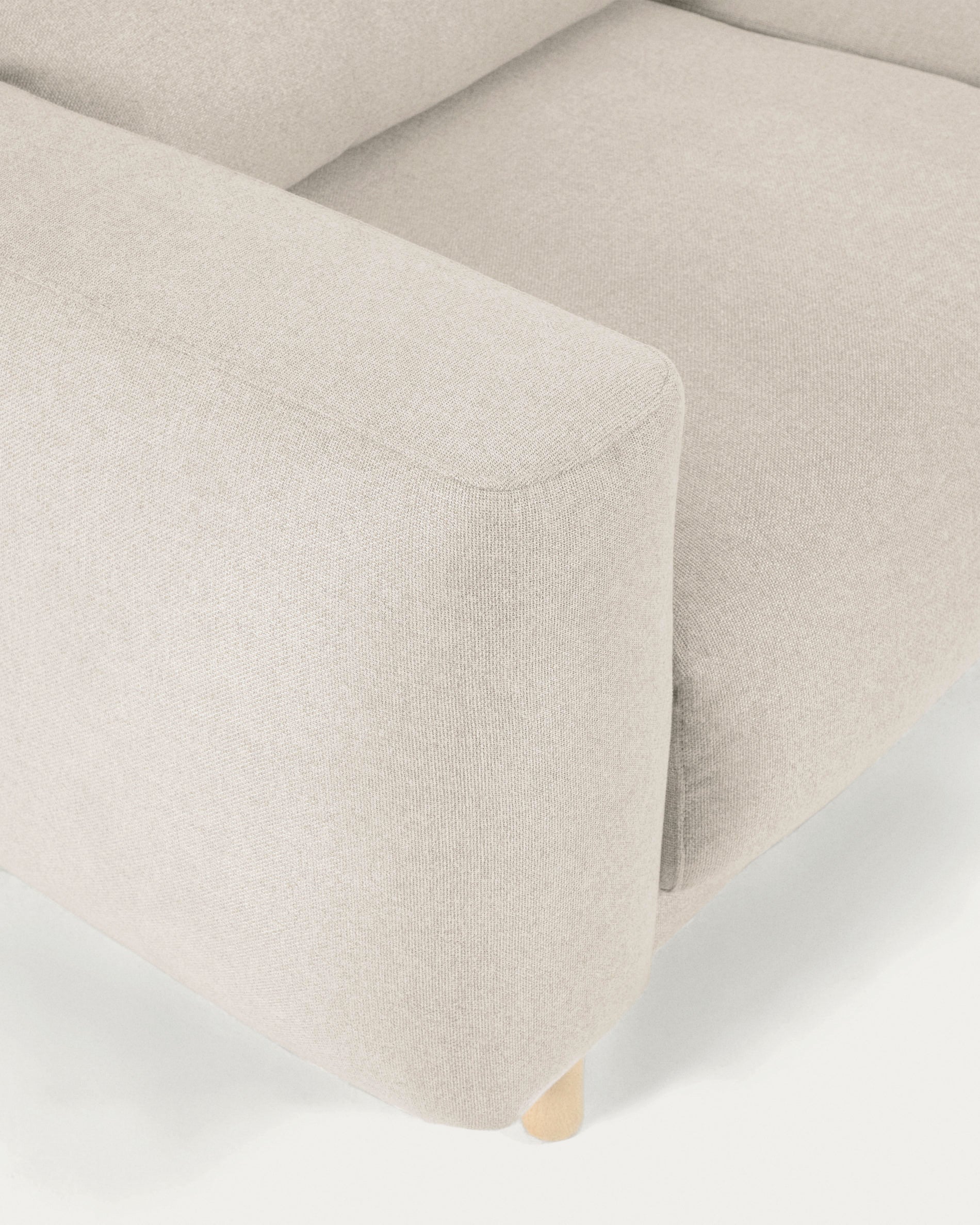 Singa 3-Sitzer Sofa mit verstellbarer Kopfstütze und ausziehbarem Sitz weiß 215 cm in Ecru präsentiert im Onlineshop von KAQTU Design AG. 3er Sofa ist von Kave Home