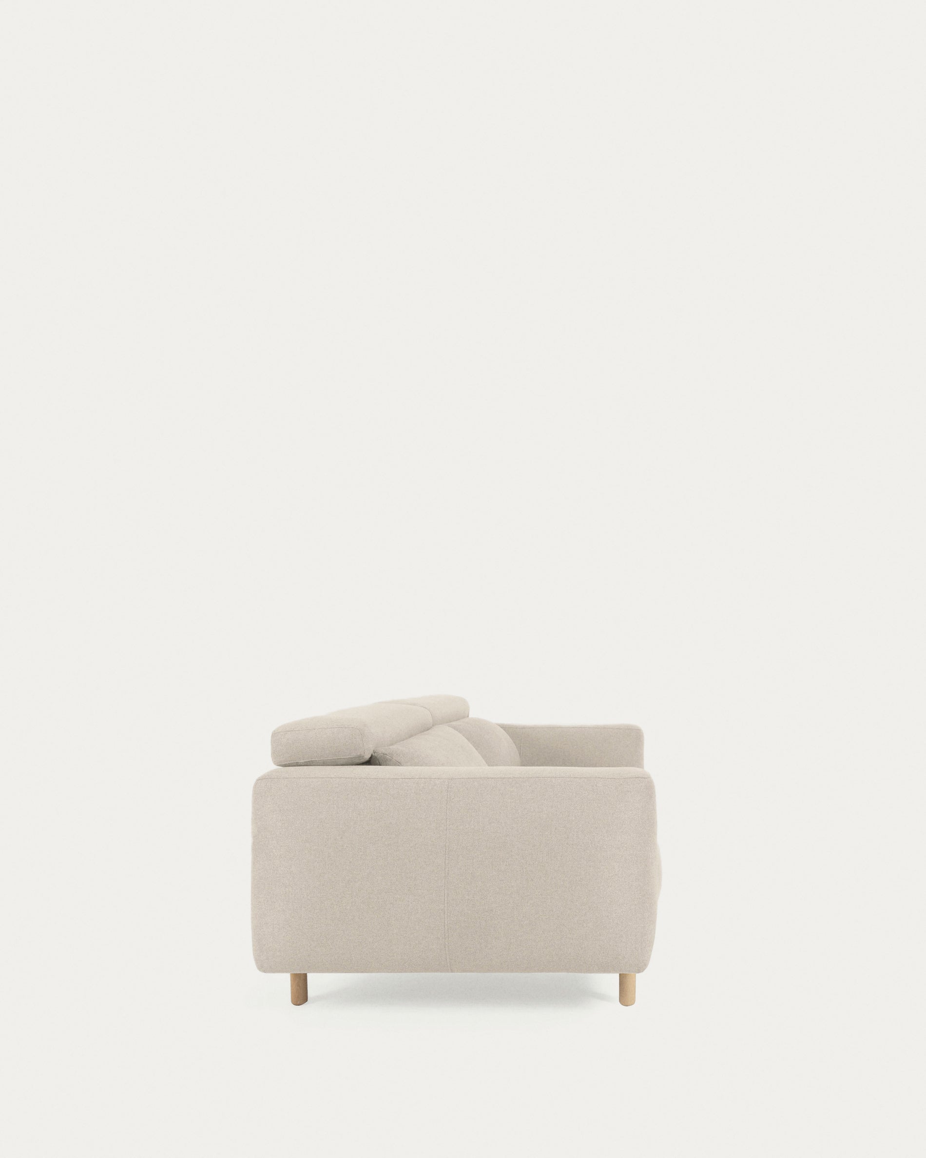 Singa 3-Sitzer Sofa mit verstellbarer Kopfstütze und ausziehbarem Sitz weiß 215 cm in Ecru präsentiert im Onlineshop von KAQTU Design AG. 3er Sofa ist von Kave Home