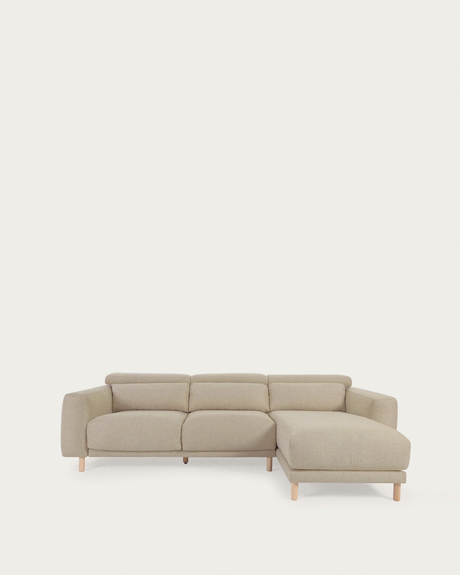 Entdecken Sie das Singa 3-Sitzer Sofa mit Chaiselongue rechts von Kave Home. Komfort, elegantes Design und nachhaltige Materialien vereinen sich in diesem Möbelstück.