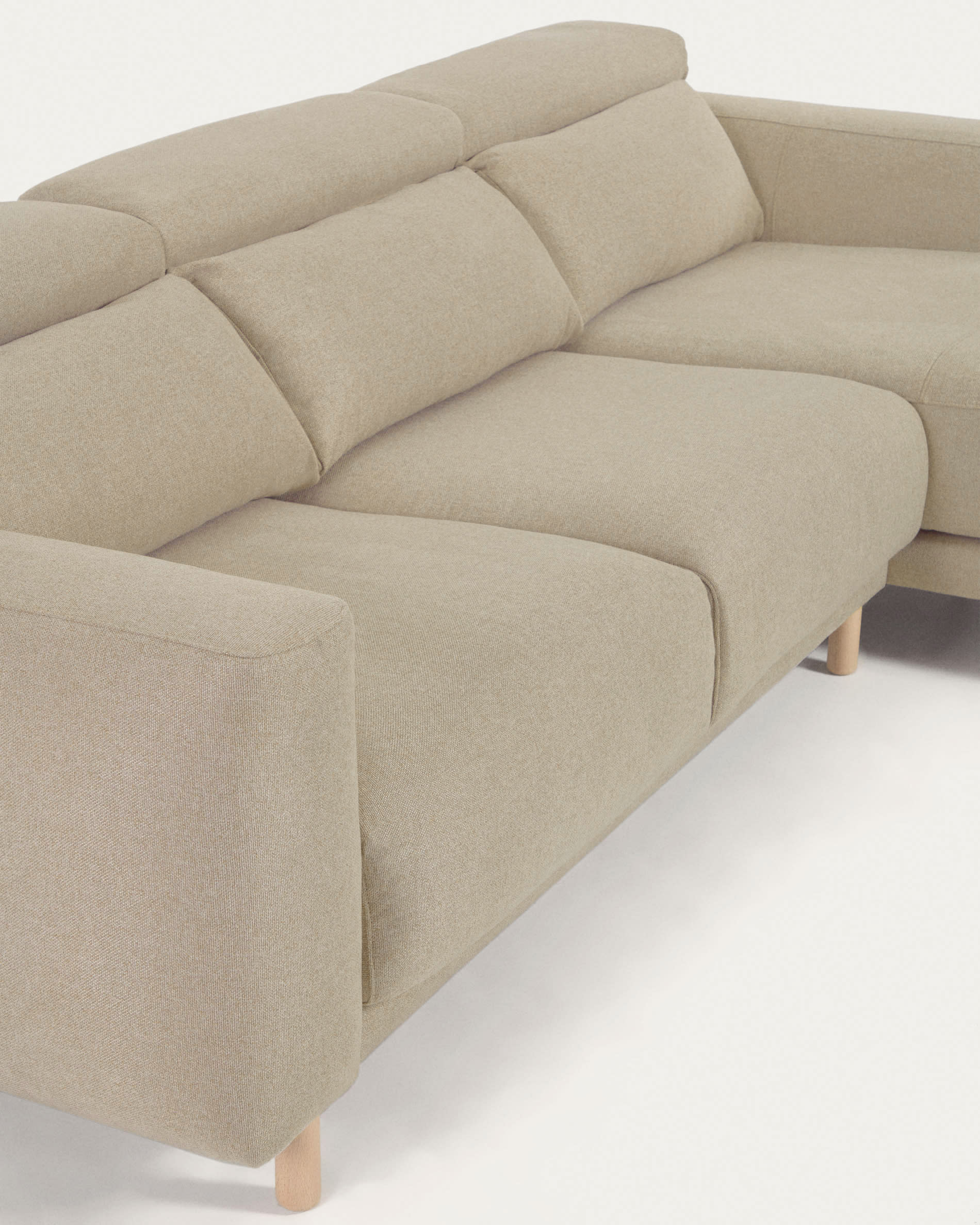 Entdecken Sie das elegante Singa 3-Sitzer Sofa mit Chaiselongue rechts. Verstellbare Kopfstützen und ausziehbare Sitze sorgen für optimalen Komfort und Stil.