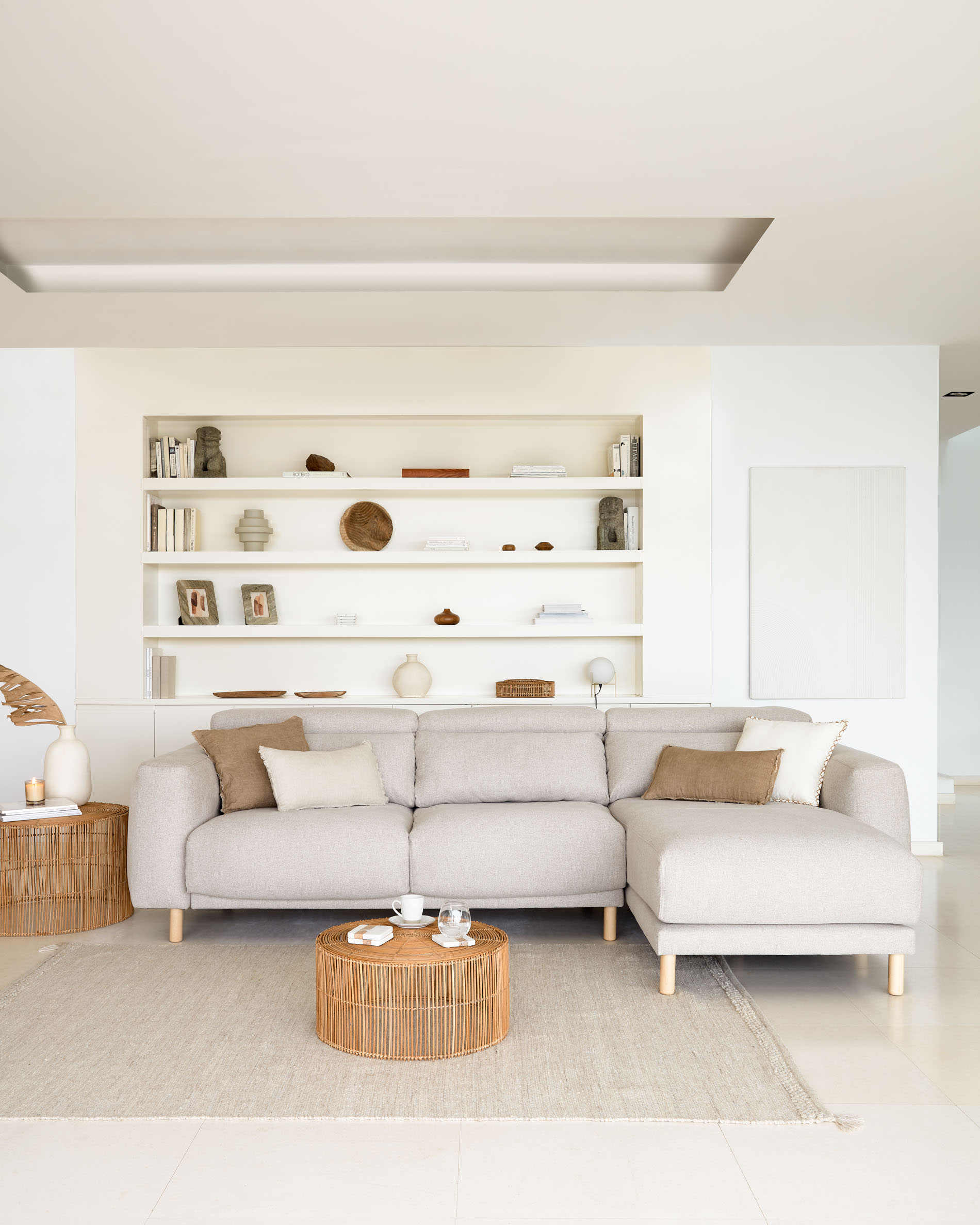 Erleben Sie das Singa 3-Sitzer Sofa mit Chaiselongue rechts von Kave Home – stilvoll, komfortabel und umweltfreundlich für Ihr Zuhause.