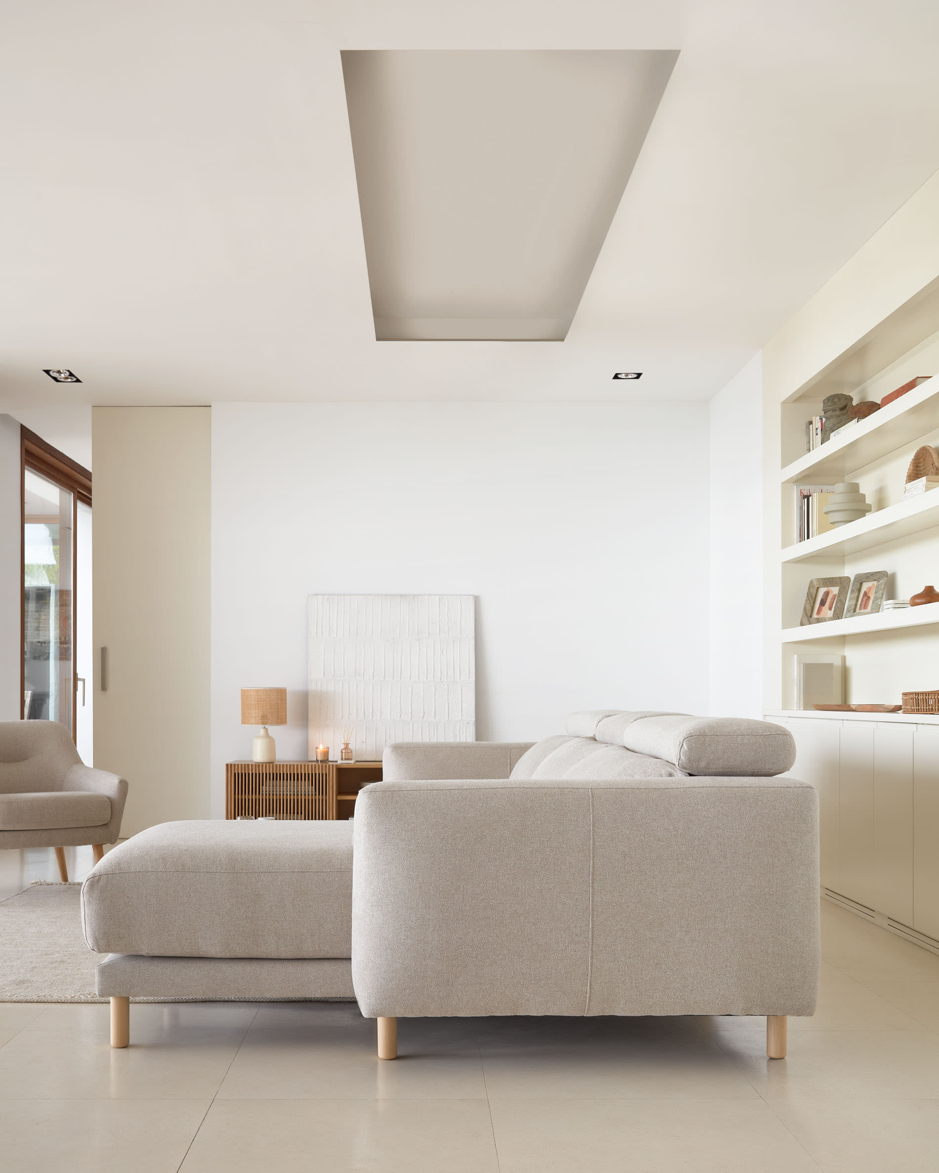 Genießen Sie Stil und Komfort mit dem Singa 3-Sitzer Sofa. Verstellbare Kopfstützen, ausziehbare Sitze und umweltfreundliche Materialien machen es zum perfekten Möbelstück.