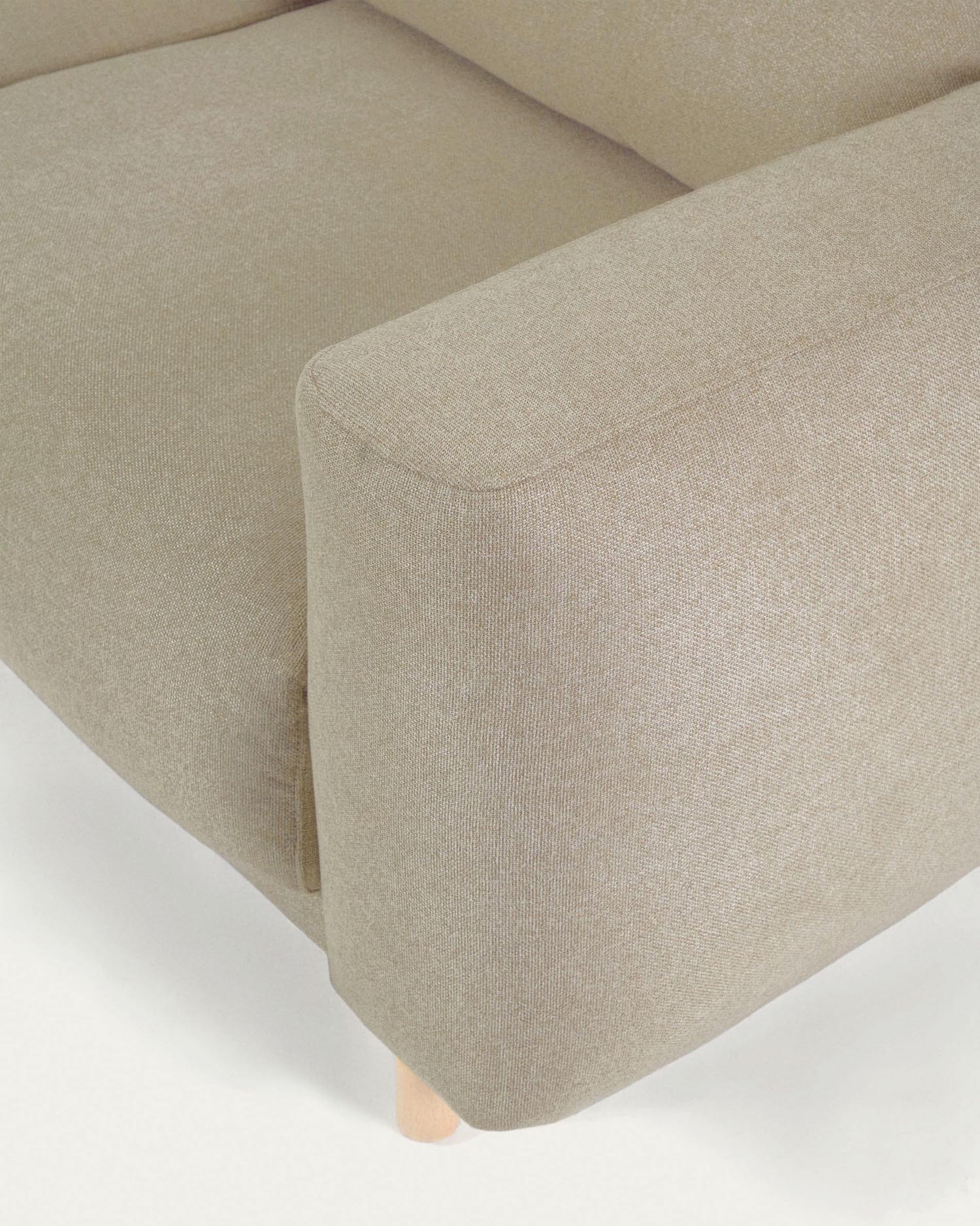 Entspannen Sie stilvoll auf dem Singa 3-Sitzer Sofa mit Chaiselongue links. Verstellbare Kopfstützen und nachhaltige Materialien für höchsten Komfort.