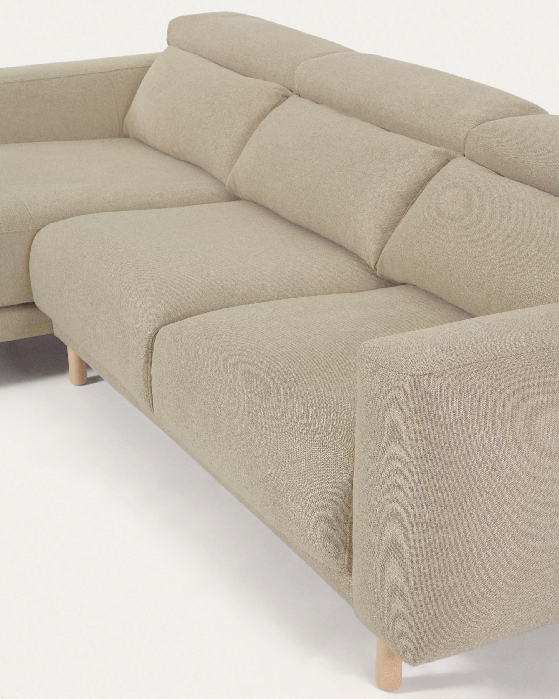 Entdecken Sie das stilvolle Singa 3-Sitzer Sofa mit Chaiselongue links. Verstellbare Kopfstützen und ein ausziehbarer Sitz bieten höchsten Komfort.