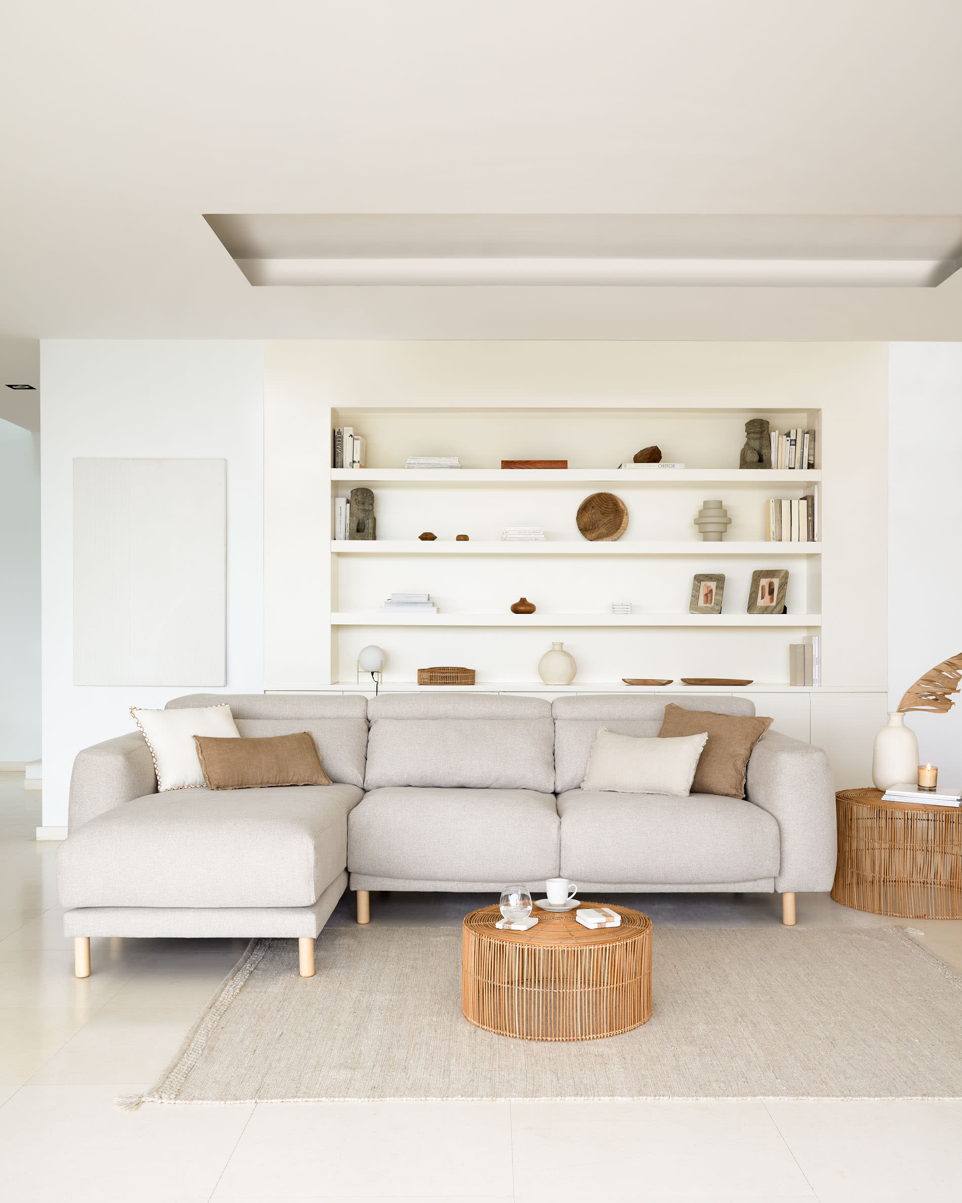 Erleben Sie das stilvolle Singa 3-Sitzer Sofa mit Chaiselongue links. Komfortabel, nachhaltig und perfekt für Ihr Wohnzimmer.