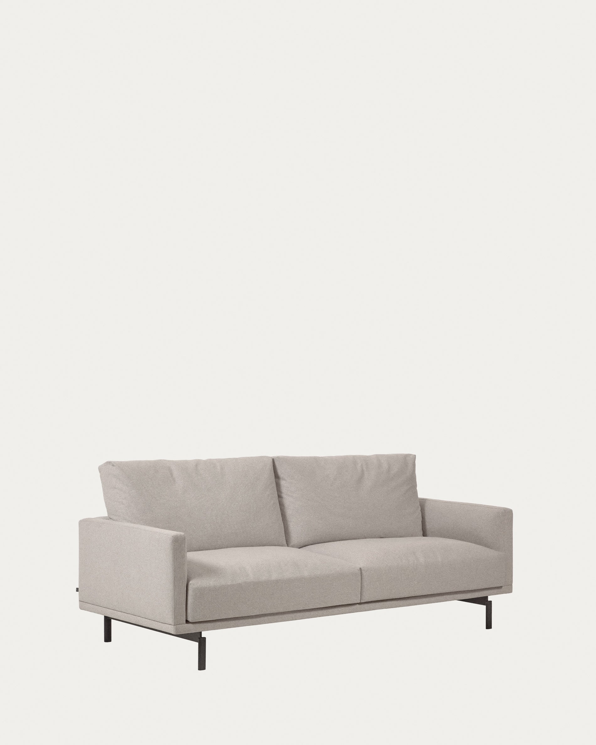 Erleben Sie das stilvolle Galene 2-Sitzer Sofa in Beige von Kave Home. Komfortabel, umweltfreundlich und ideal für moderne Wohnräume.