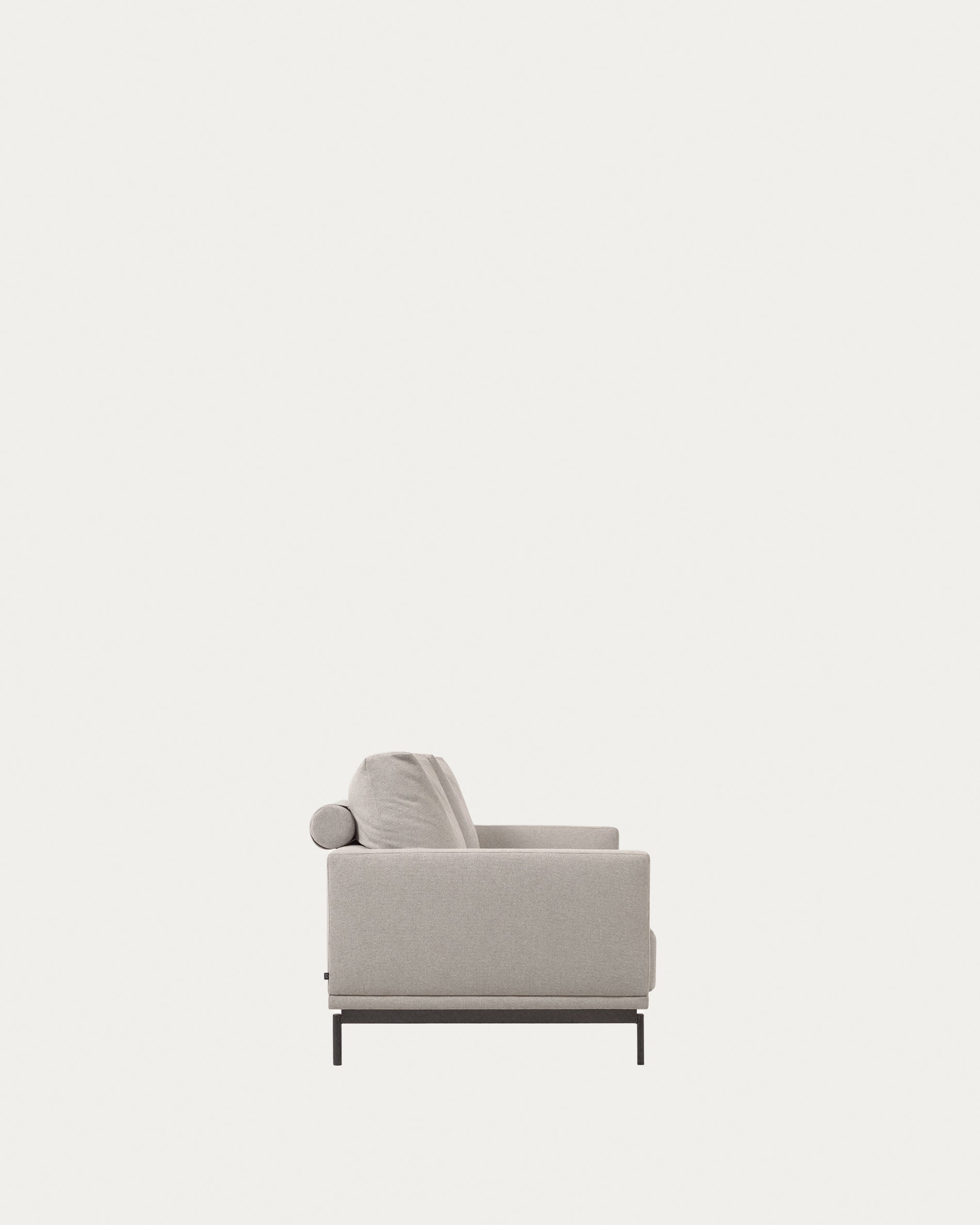 Entdecken Sie das elegante Galene 2-Sitzer Sofa in Beige von Kave Home. Nachhaltig, minimalistisch und perfekt für Ihr Wohnzimmer.
