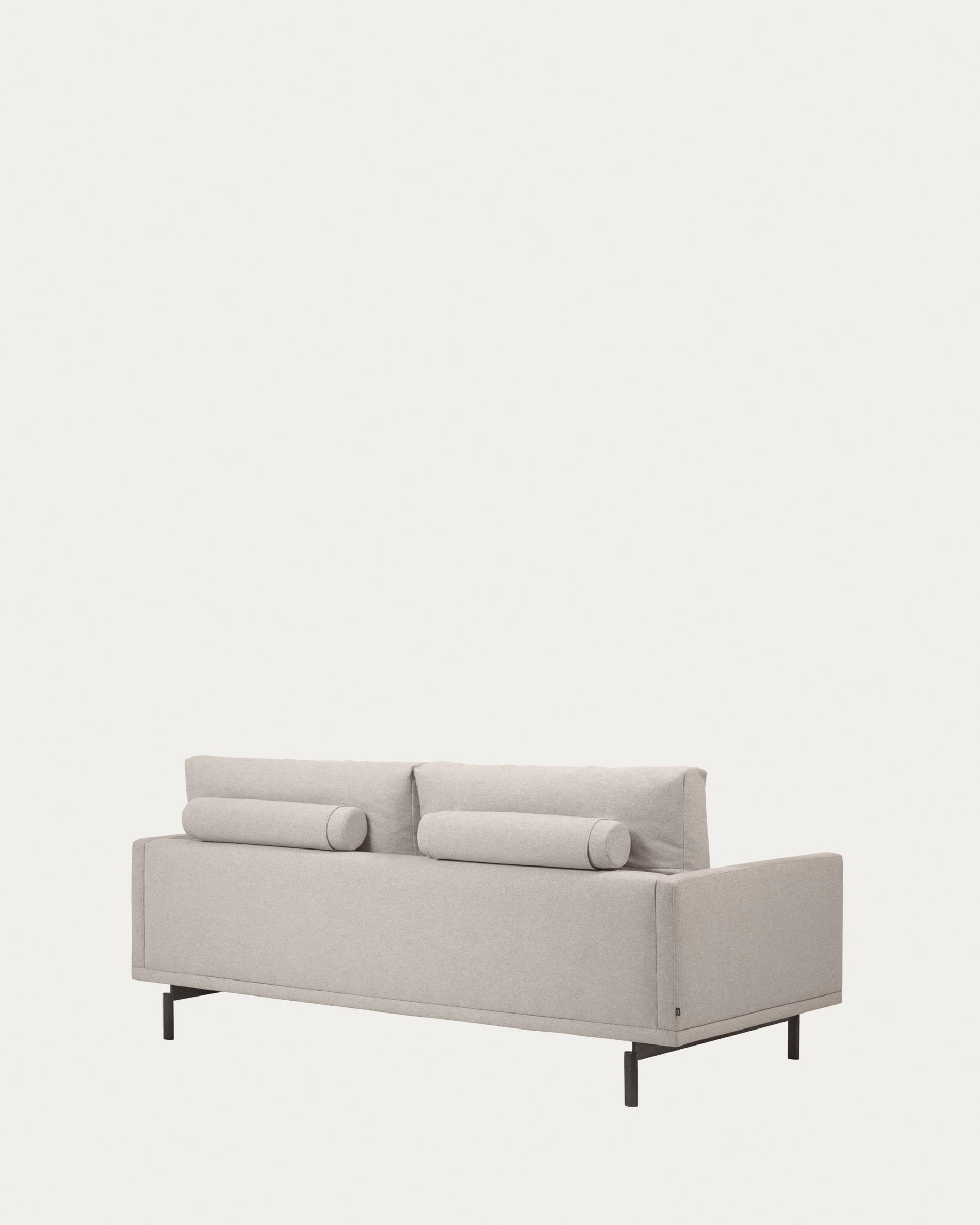 Erleben Sie das stilvolle Galene 2-Sitzer Sofa in Beige von Kave Home. Komfortabel, umweltfreundlich und ideal für moderne Wohnräume.