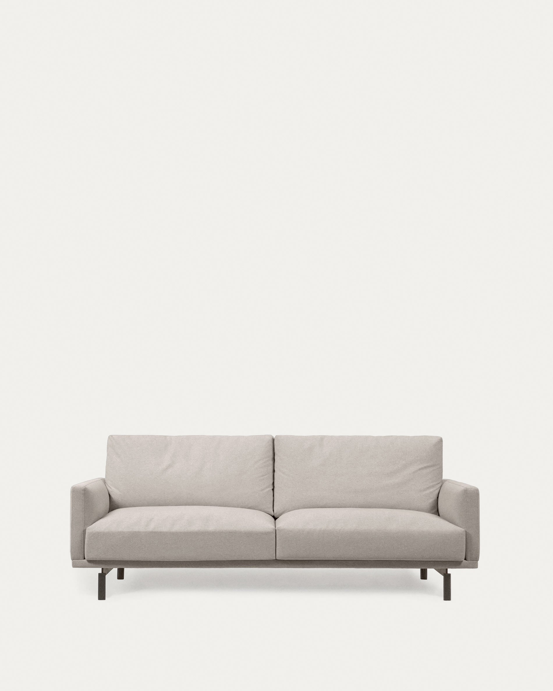 Entdecken Sie das elegante Galene 3-Sitzer Sofa in Beige von Kave Home. Nachhaltig, komfortabel und perfekt für Ihr modernes Wohnzimmer.