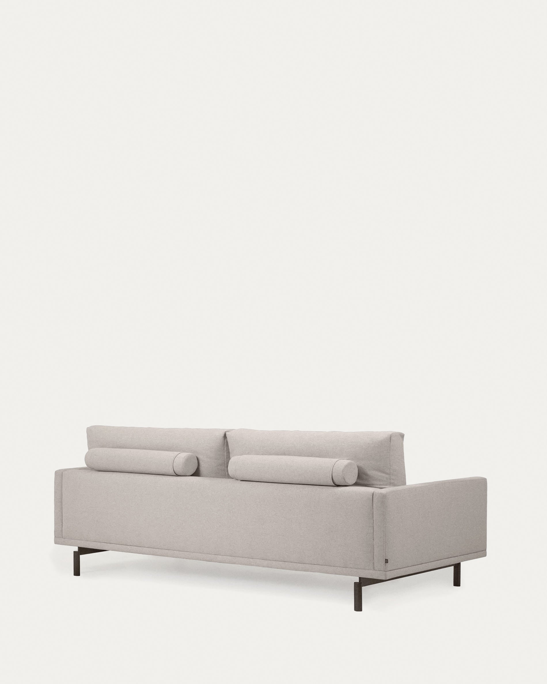 Entdecken Sie das elegante Galene 3-Sitzer Sofa in Beige von Kave Home. Komfortabel, nachhaltig und perfekt für Ihr modernes Wohnzimmer!