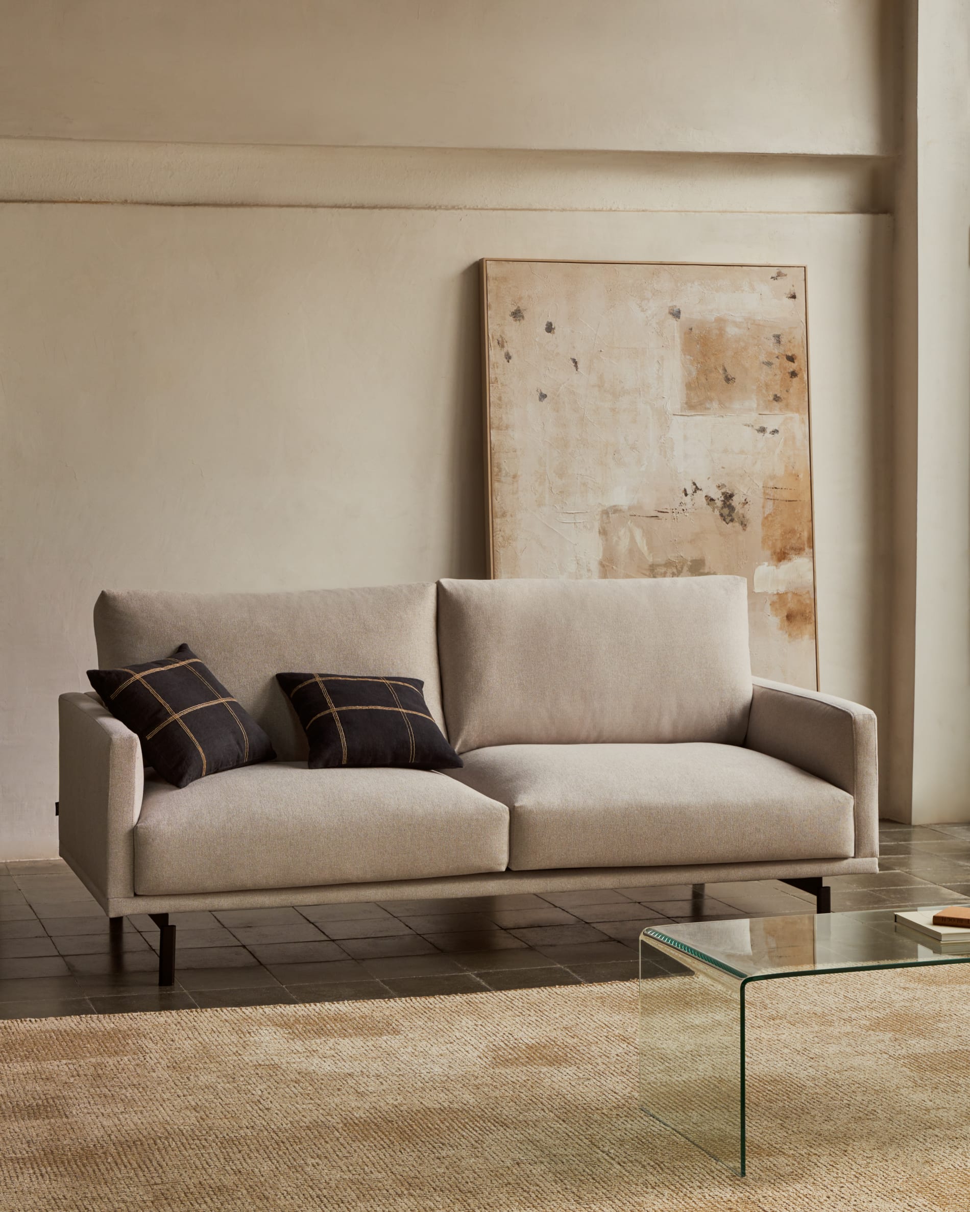 Erleben Sie das stilvolle Galene 3-Sitzer Sofa in Beige von Kave Home. Komfortabel, umweltfreundlich und ideal für jedes Zuhause!