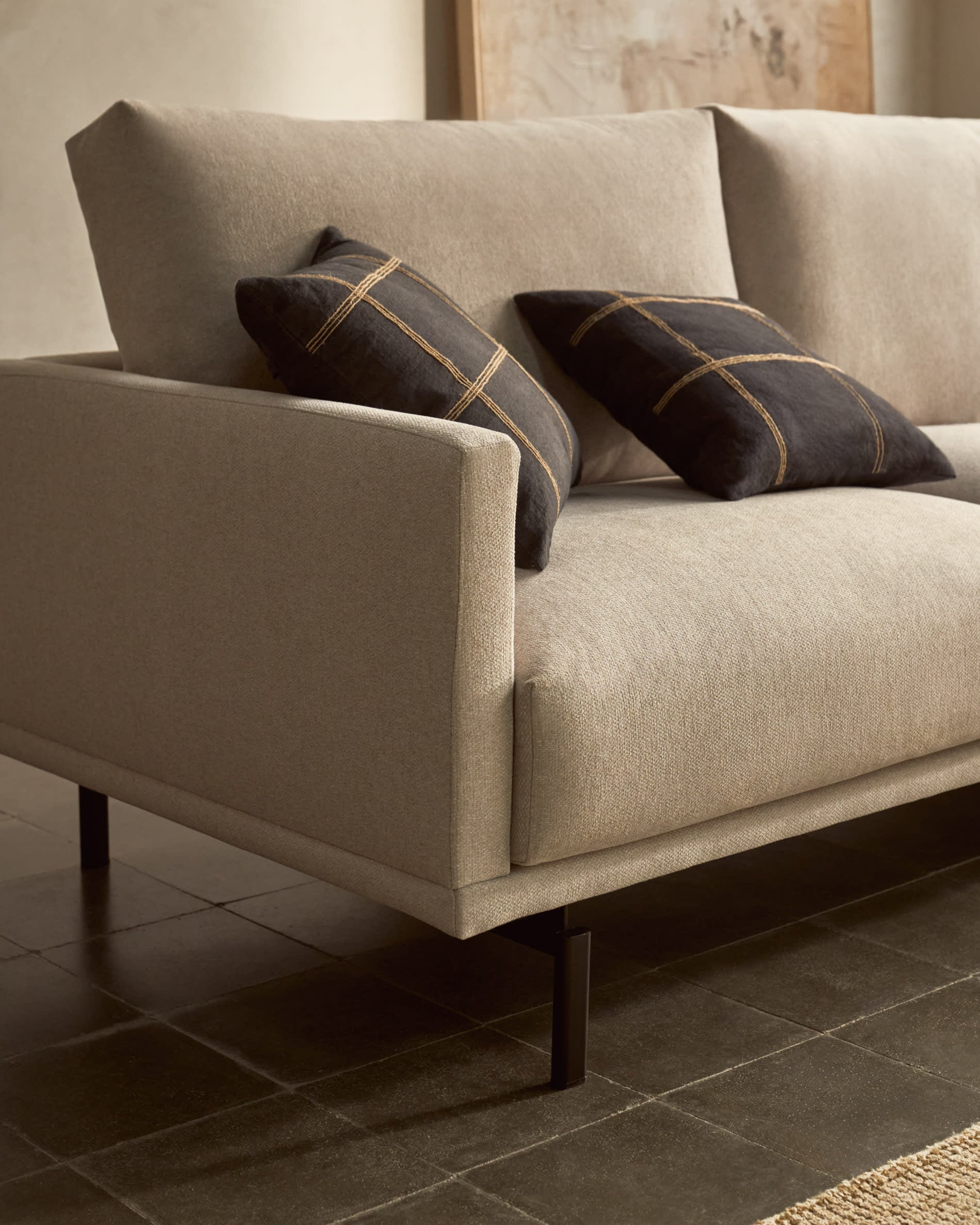 Entdecken Sie das elegante Galene 3-Sitzer Sofa in Beige von Kave Home. Komfortabel, nachhaltig und perfekt für Ihr modernes Wohnzimmer!