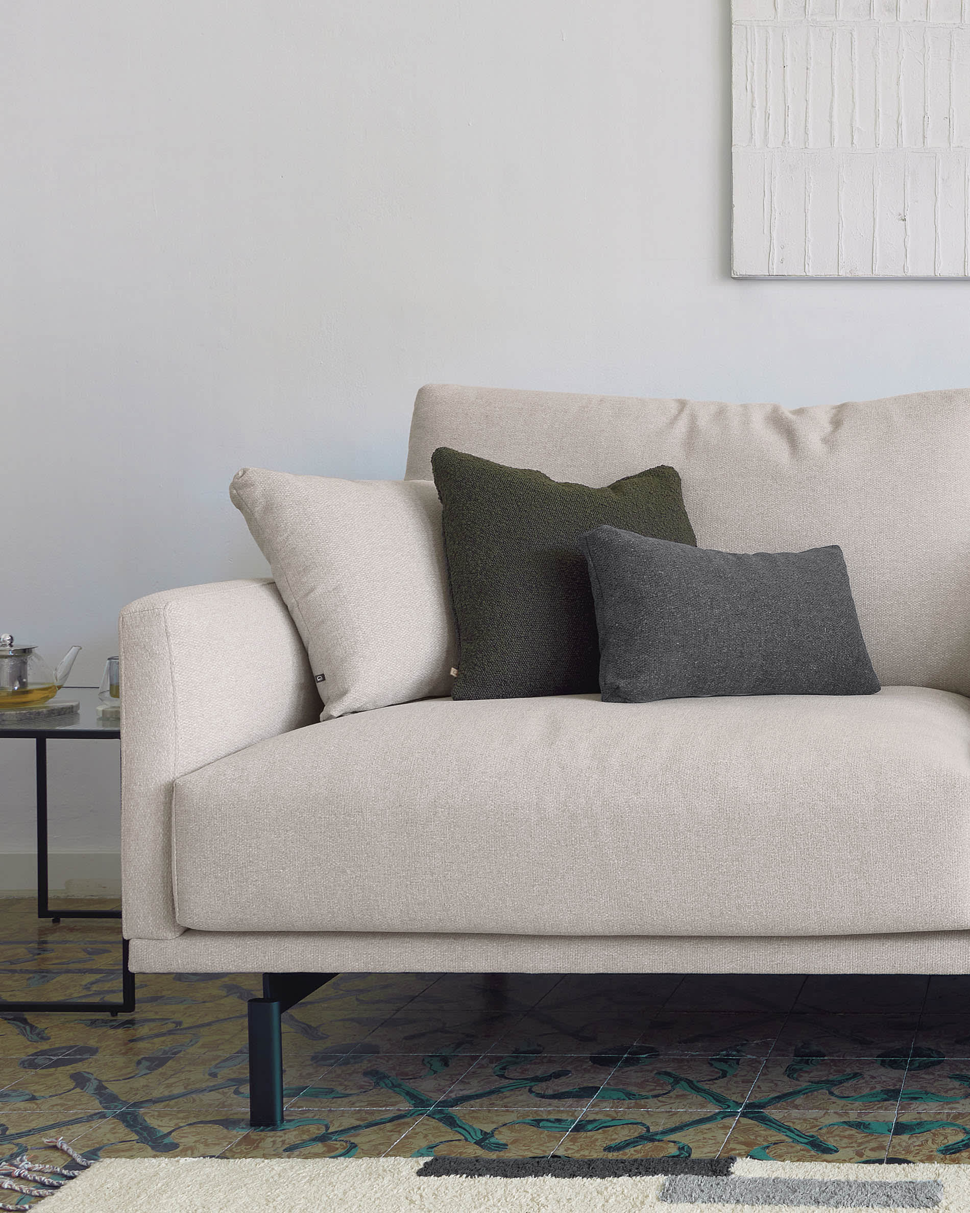 Erleben Sie das stilvolle Galene 3-Sitzer Sofa in Beige von Kave Home. Komfort trifft auf Nachhaltigkeit – ideal für Ihr Wohnzimmer!