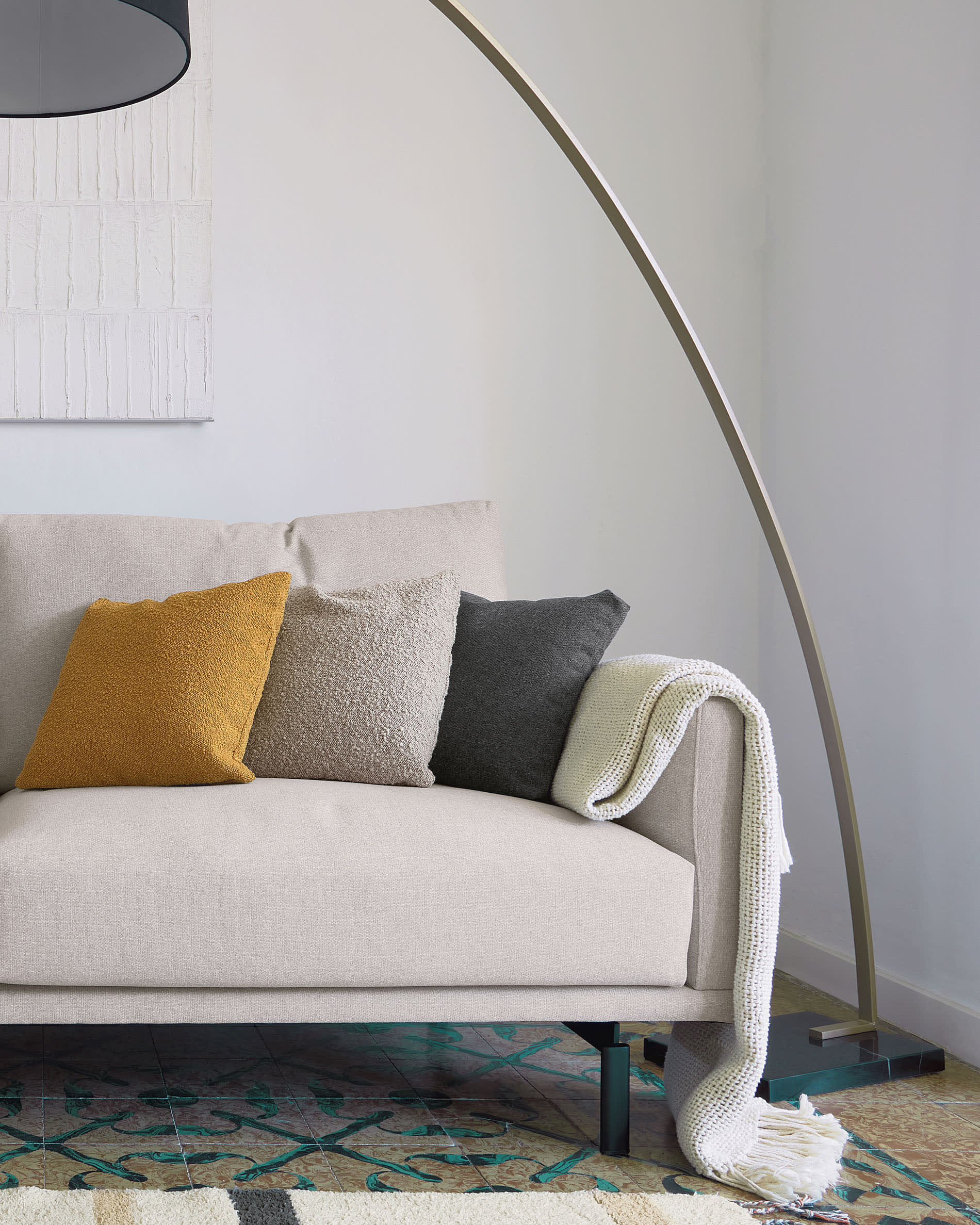 Entdecken Sie das elegante Galene 3-Sitzer Sofa in Beige von Kave Home. Komfortabel, nachhaltig und perfekt für Ihr modernes Wohnzimmer!