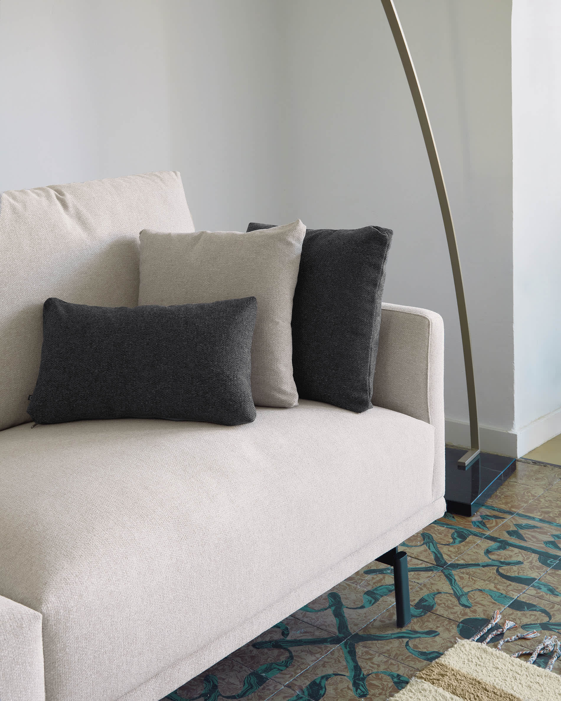 Erleben Sie das stilvolle Galene 3-Sitzer Sofa in Beige von Kave Home. Komfortabel, umweltfreundlich und ideal für jedes Zuhause!