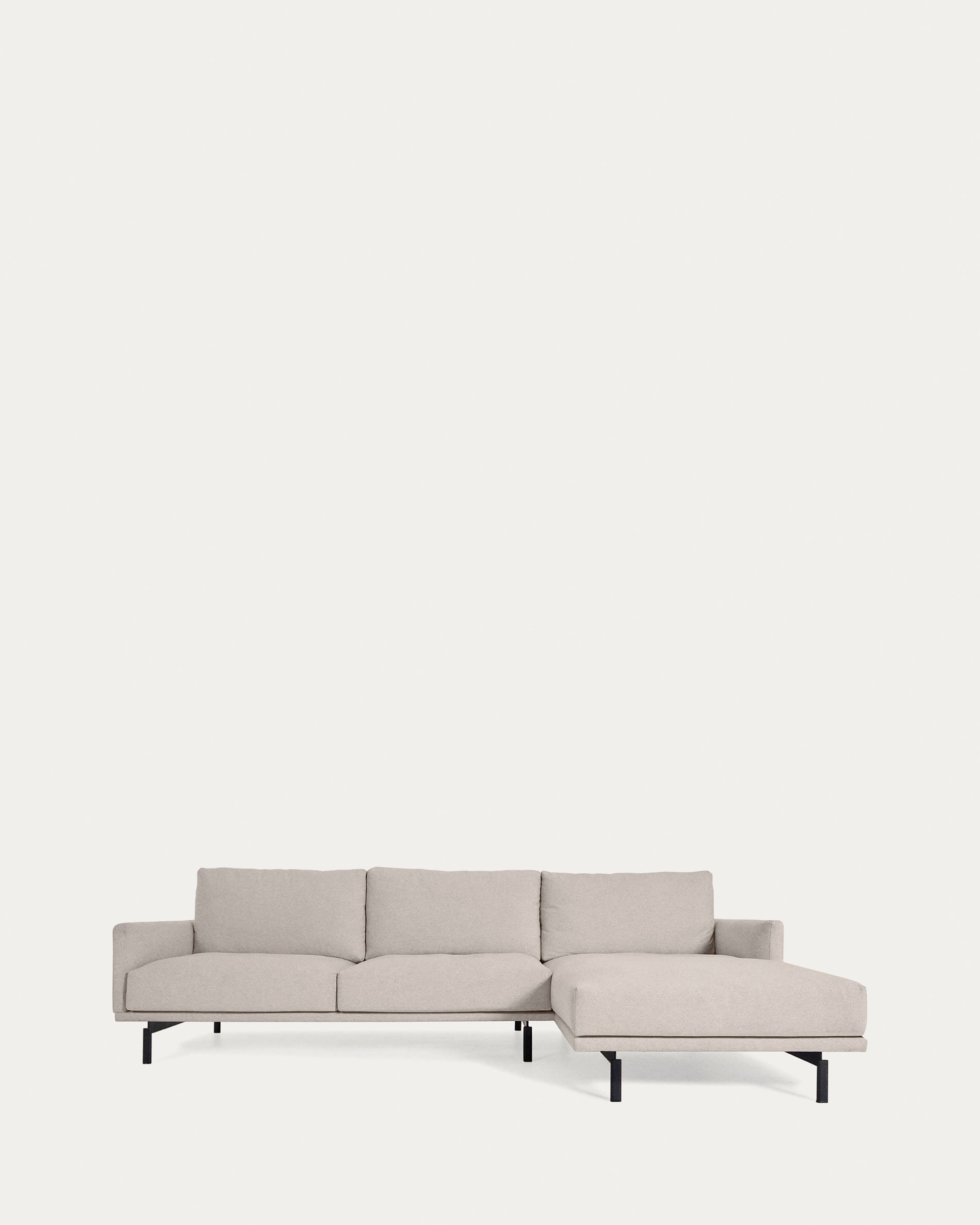 Entdecken Sie das elegante Galene 3-Sitzer Sofa in Beige mit Chaiselongue rechts. Komfort, Nachhaltigkeit und stilvolles Design vereint.