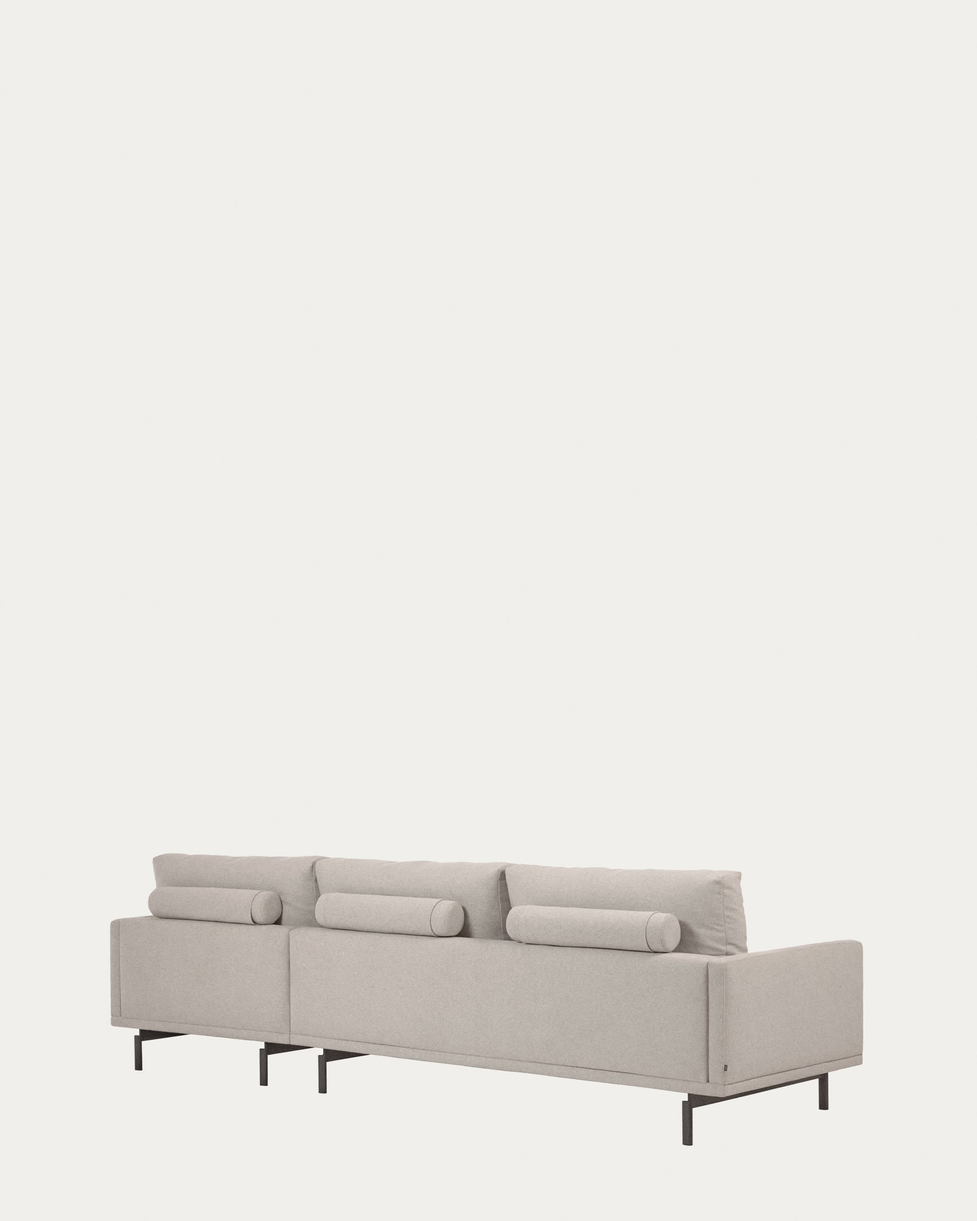 Entspannen Sie stilvoll auf dem Galene 3-Sitzer Sofa in Beige mit rechter Chaiselongue. Nachhaltige Materialien und elegantes Design vereinen Komfort und Umweltbewusstsein.