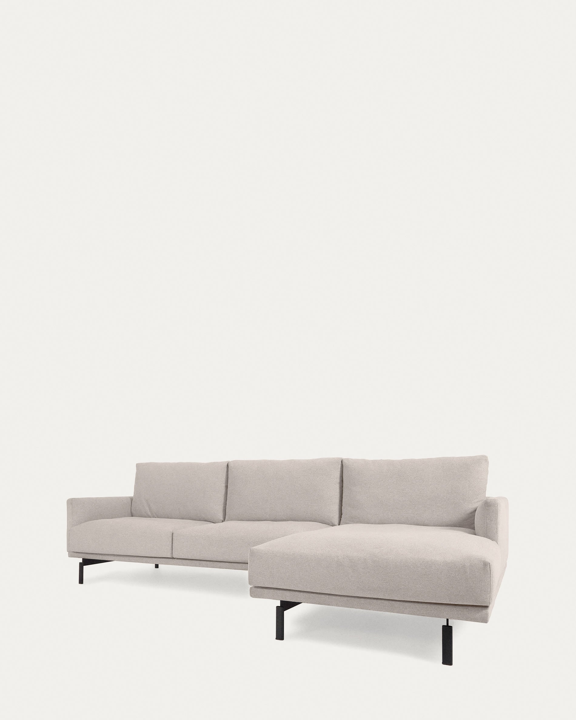 Genießen Sie Komfort und Stil mit dem Galene 3-Sitzer Sofa in Beige. Die rechte Chaiselongue und nachhaltige Materialien machen es zum perfekten Möbelstück.