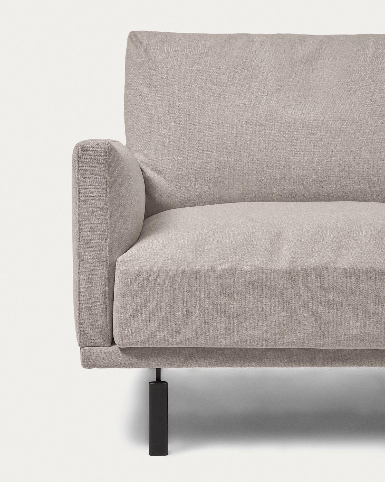 Entspannen Sie stilvoll auf dem Galene 3-Sitzer Sofa in Beige mit rechter Chaiselongue. Nachhaltige Materialien und elegantes Design vereinen Komfort und Umweltbewusstsein.