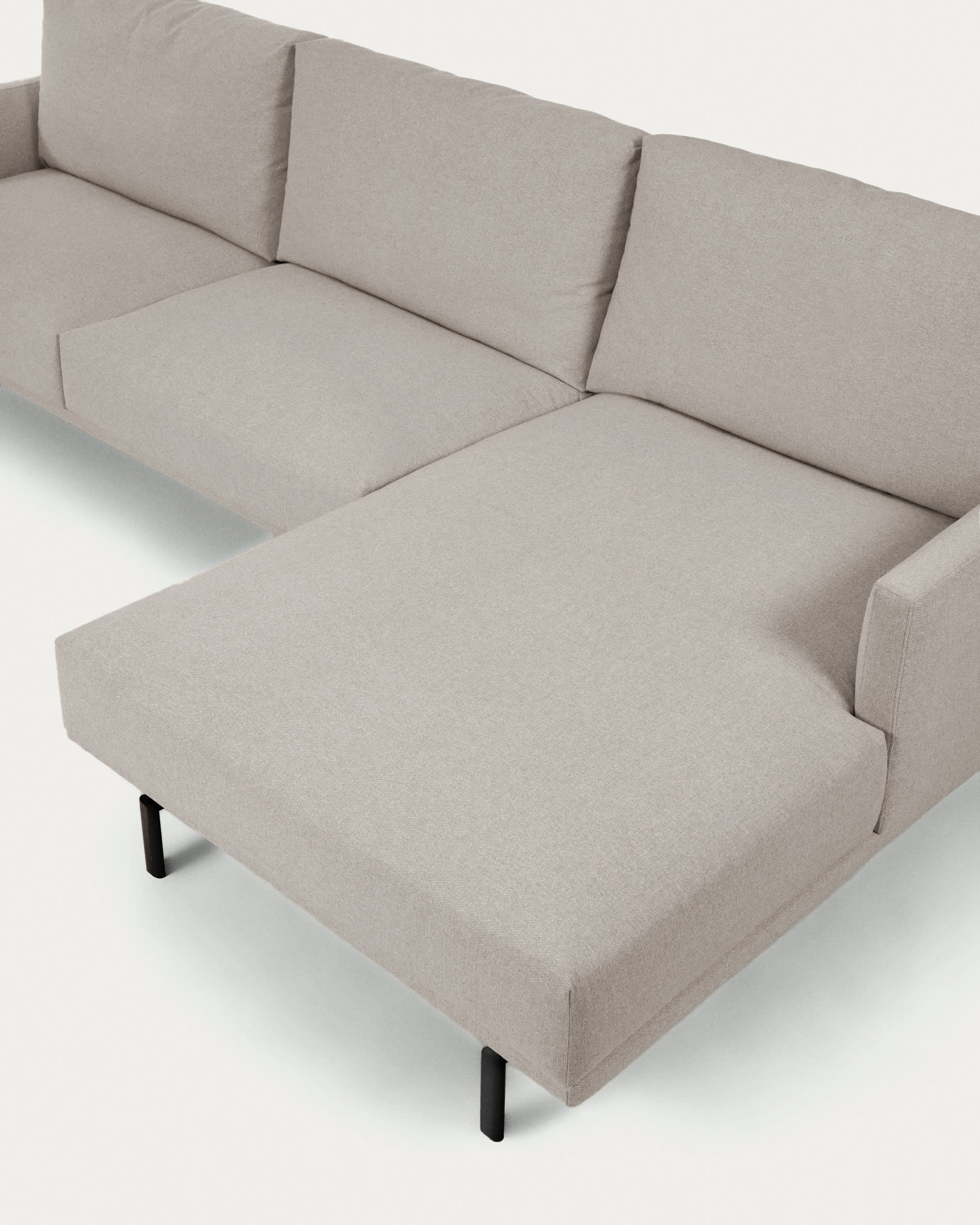 Genießen Sie Komfort und Stil mit dem Galene 3-Sitzer Sofa in Beige. Die rechte Chaiselongue und nachhaltige Materialien machen es zum perfekten Möbelstück.