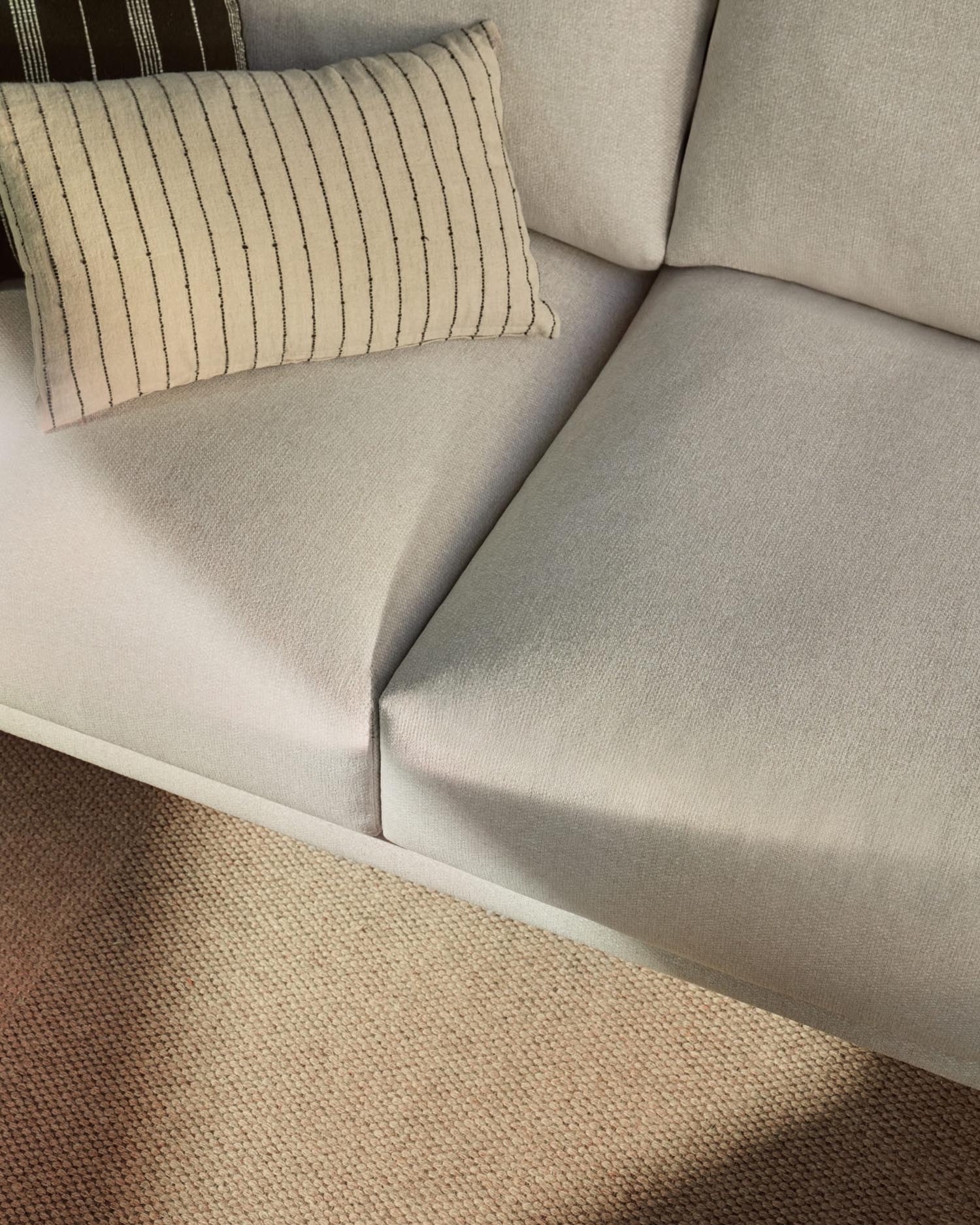Entspannen Sie stilvoll auf dem Galene 3-Sitzer Sofa in Beige mit rechter Chaiselongue. Nachhaltige Materialien und elegantes Design vereinen Komfort und Umweltbewusstsein.