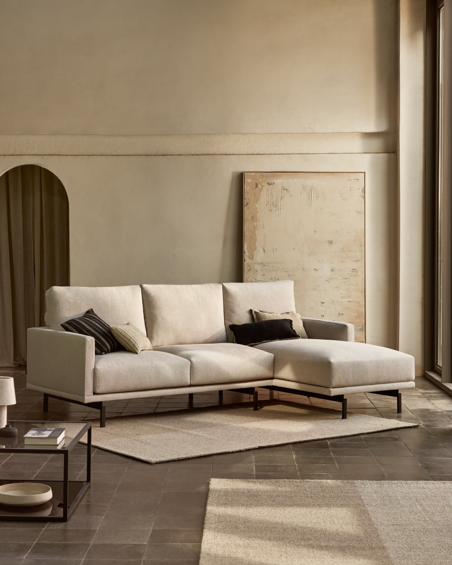 Genießen Sie Komfort und Stil mit dem Galene 3-Sitzer Sofa in Beige. Die rechte Chaiselongue und nachhaltige Materialien machen es zum perfekten Möbelstück.